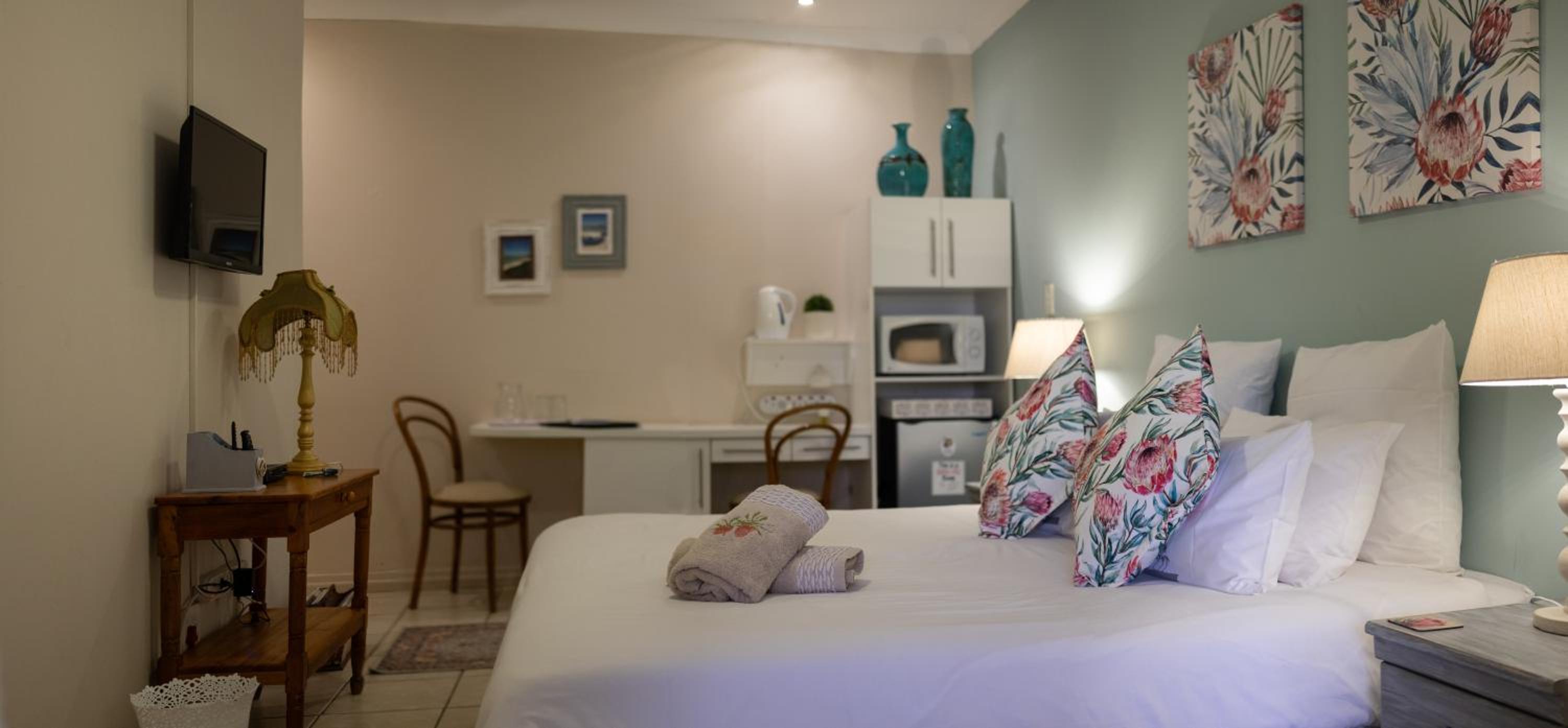 Deluxe King Room - Photo 15