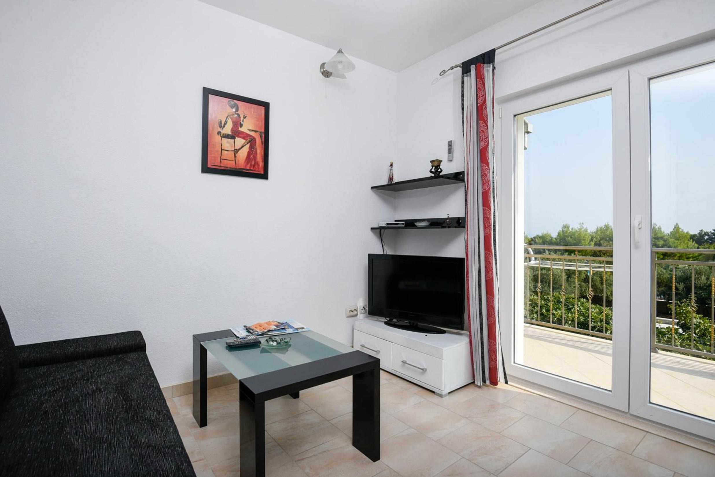 One-Bedroom Apartment photo 1