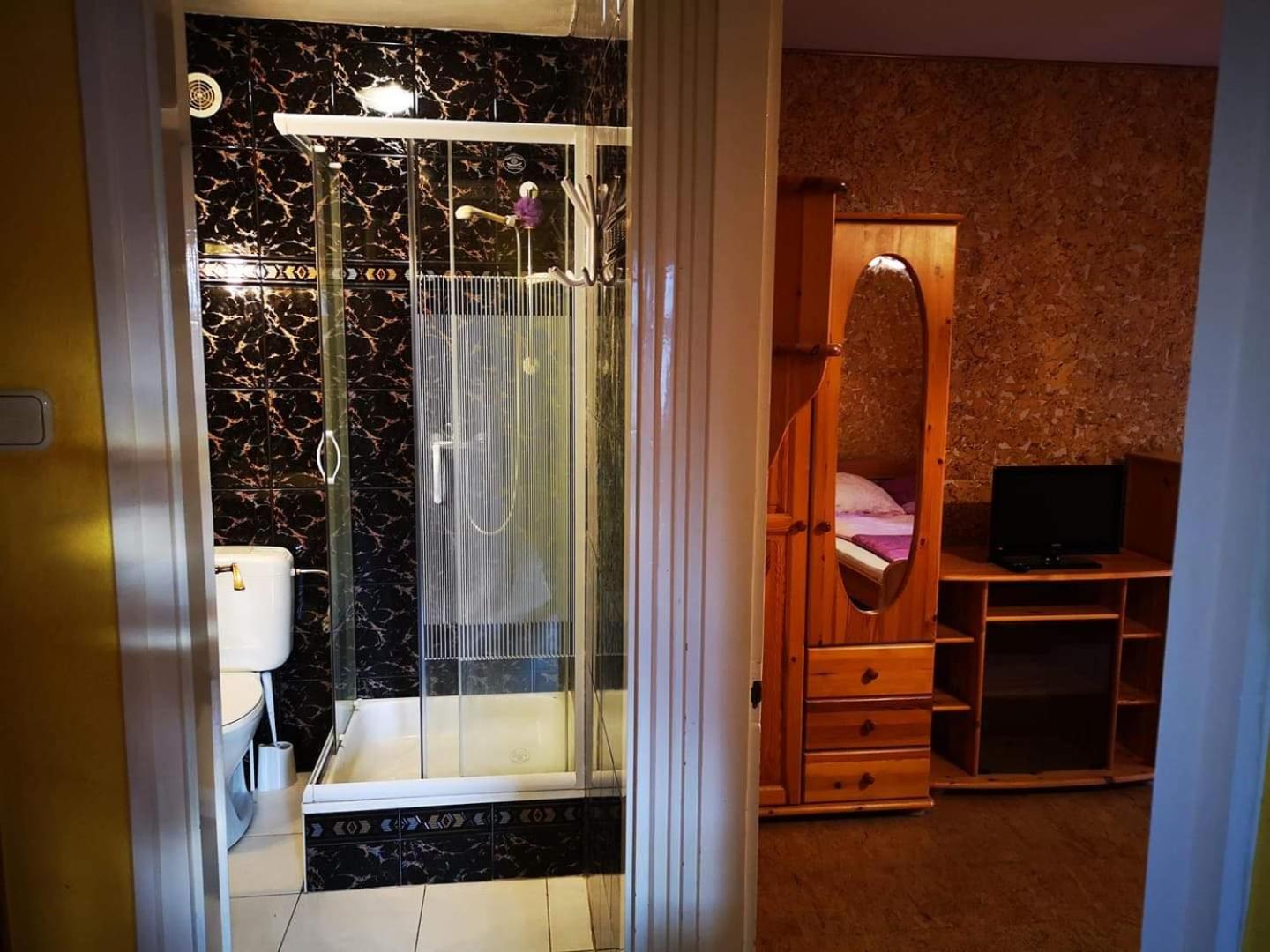 Double Room with Private External Bathroom - Photo 2