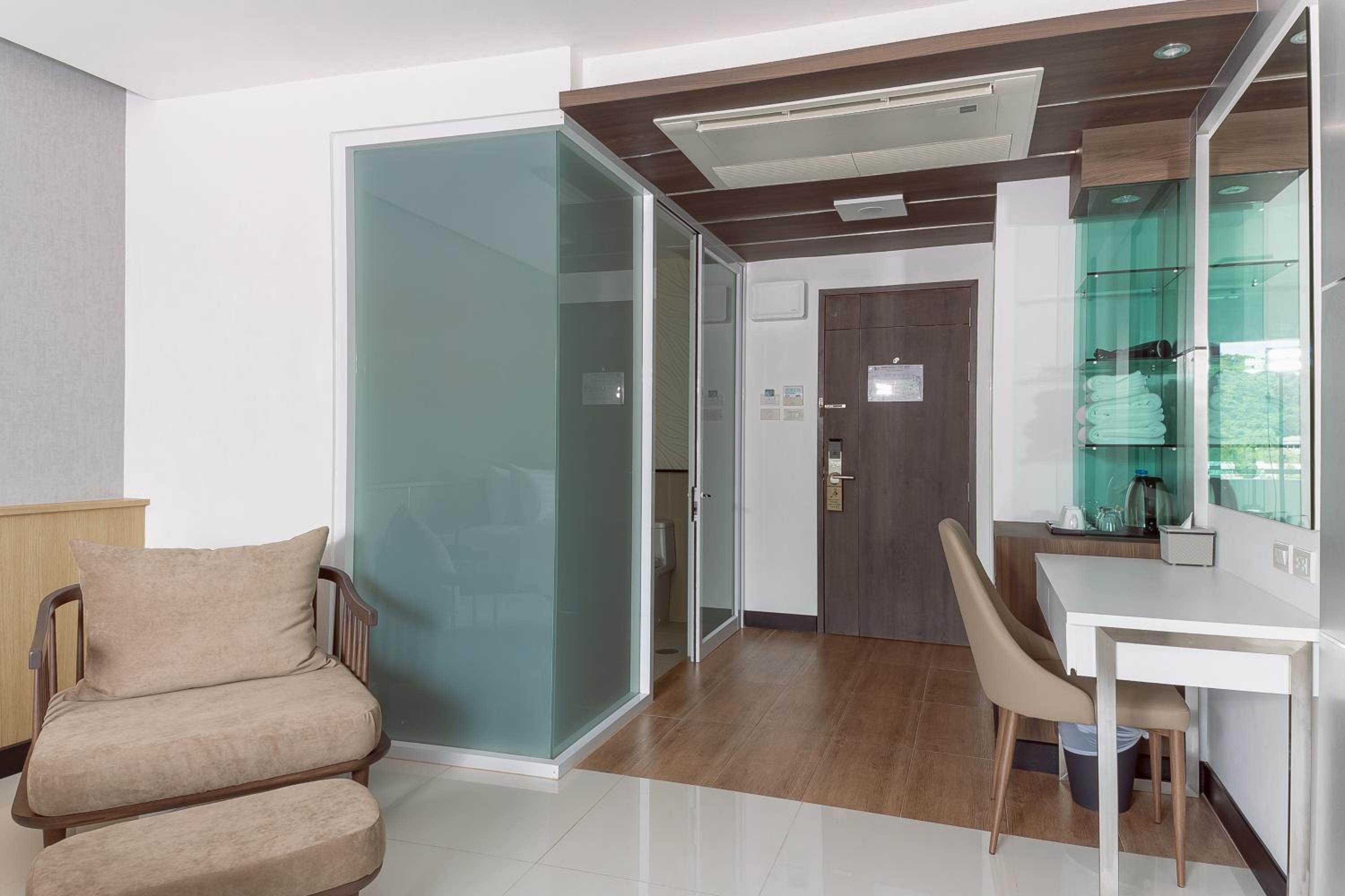 Deluxe King Room - Photo 2