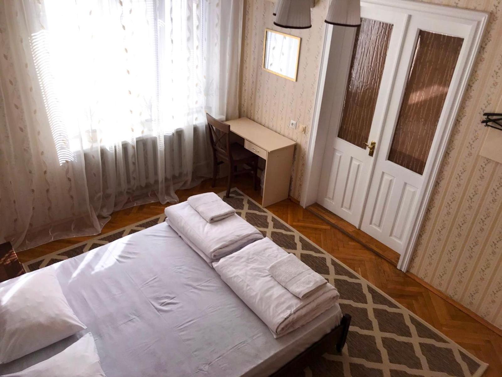 Family Room with Shared Bathroom photo 3