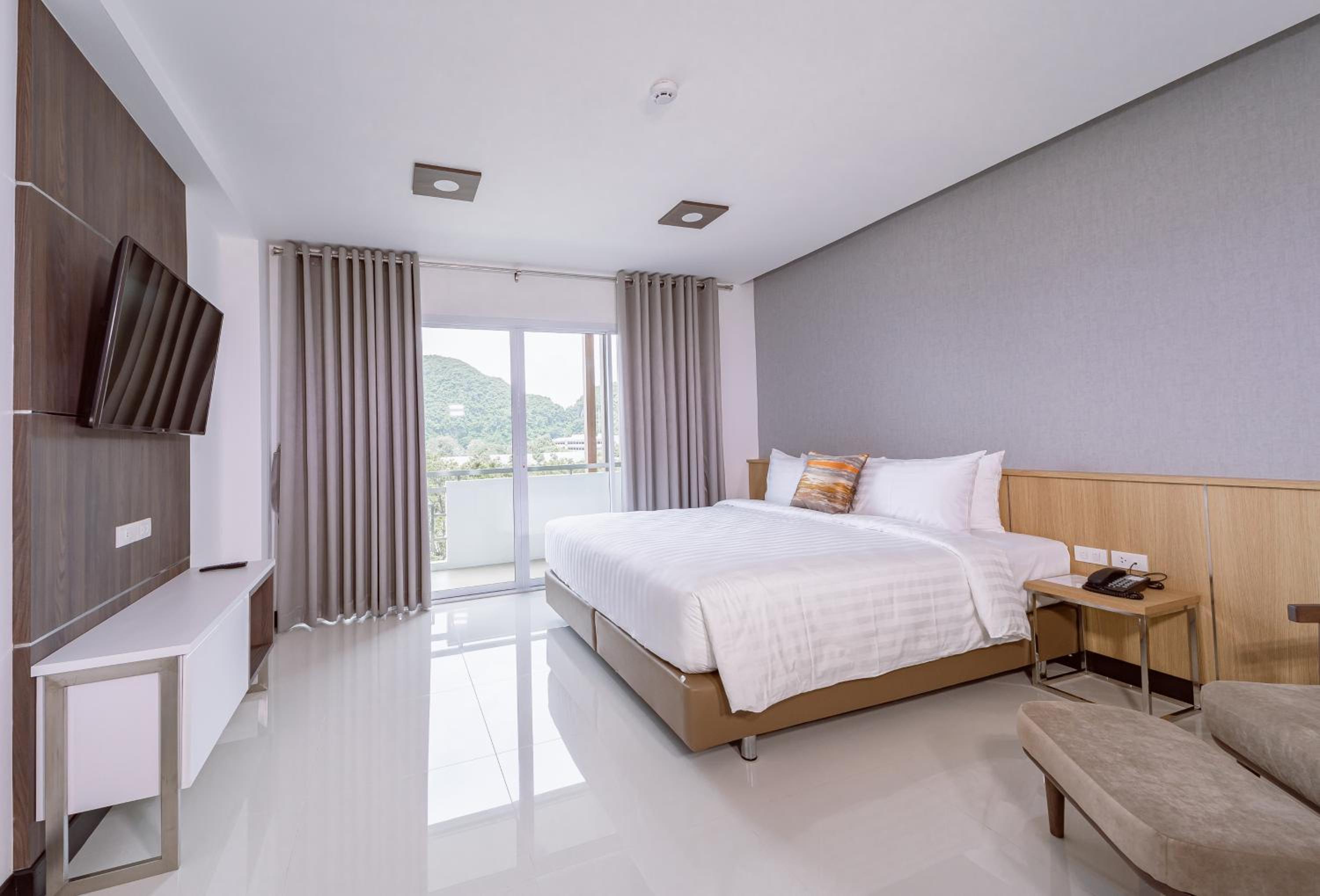 Deluxe King Room - Photo 1