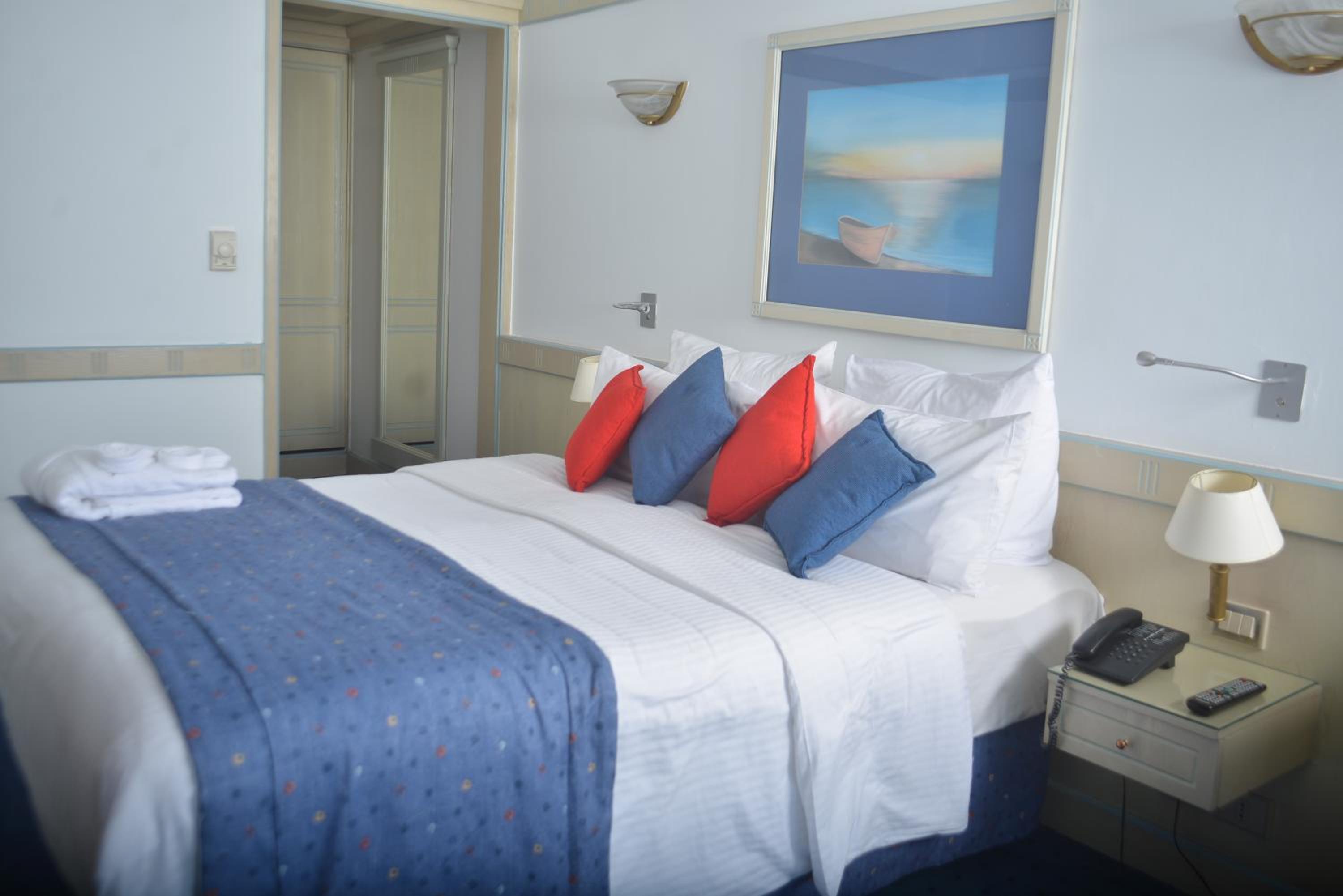 Standard Room with Partial Sea View - Photo 9