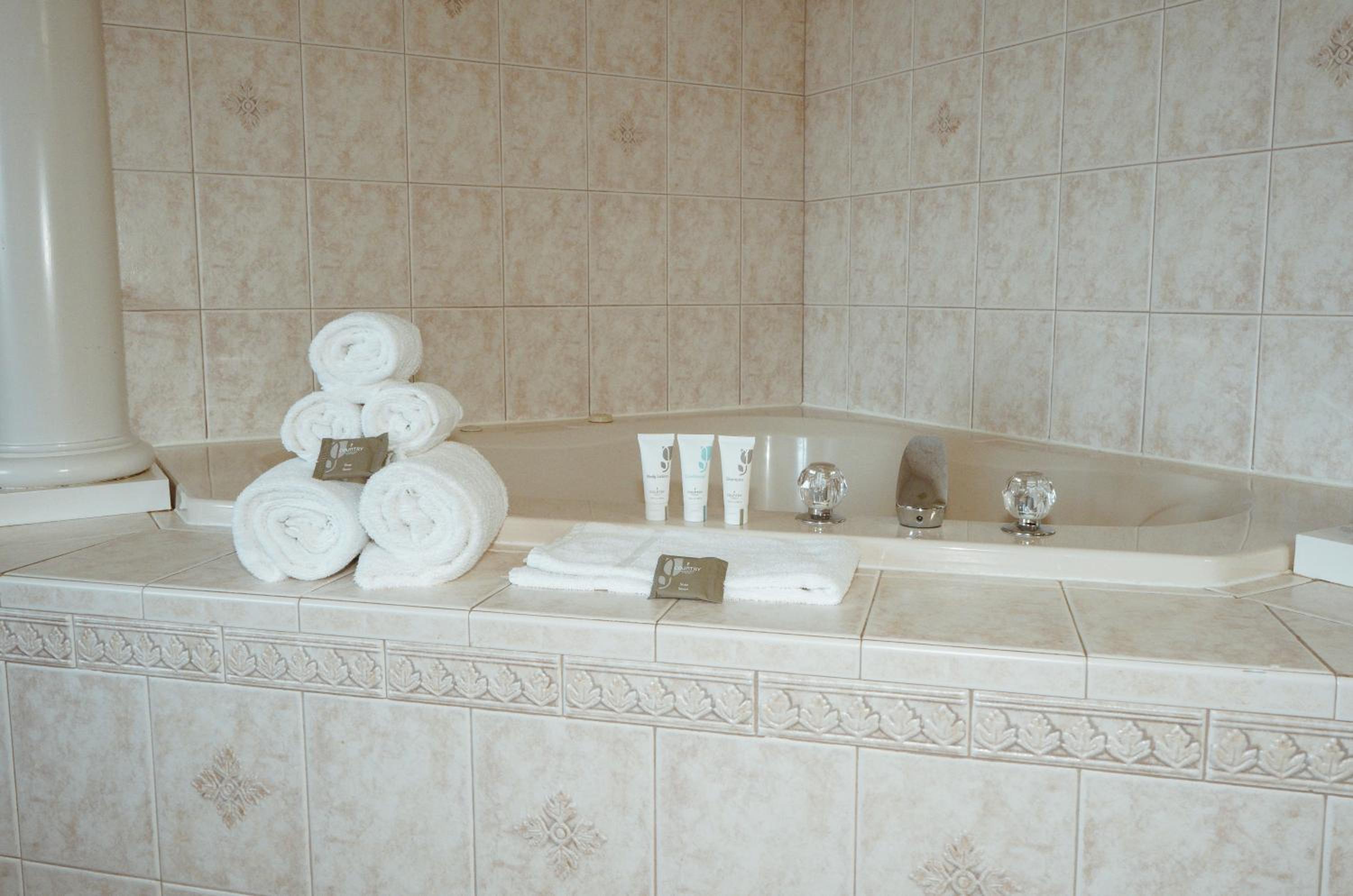 King Suite with Whirlpool - Non-Smoking - Photo 4