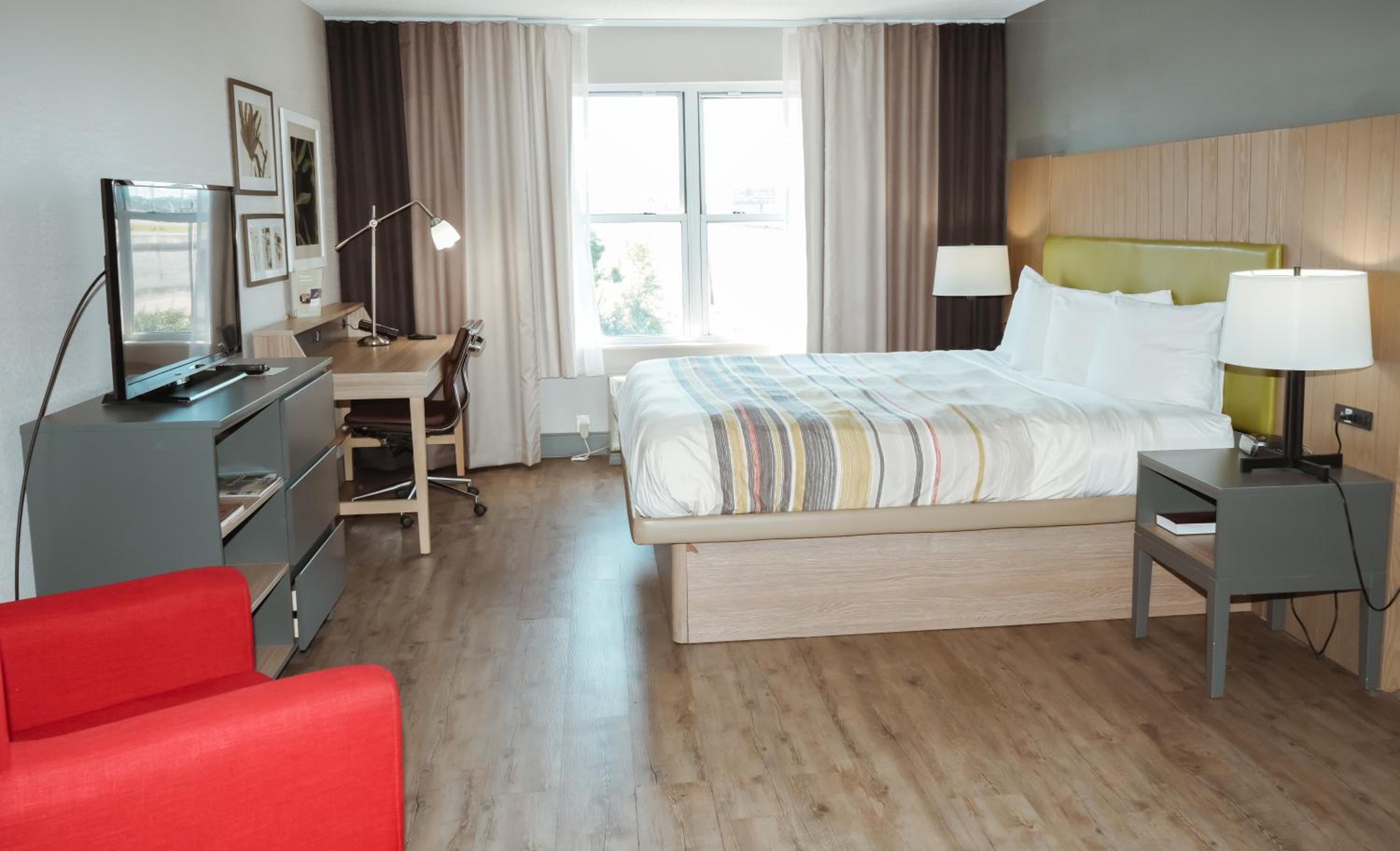 King Suite with Whirlpool - Non-Smoking - Photo 3