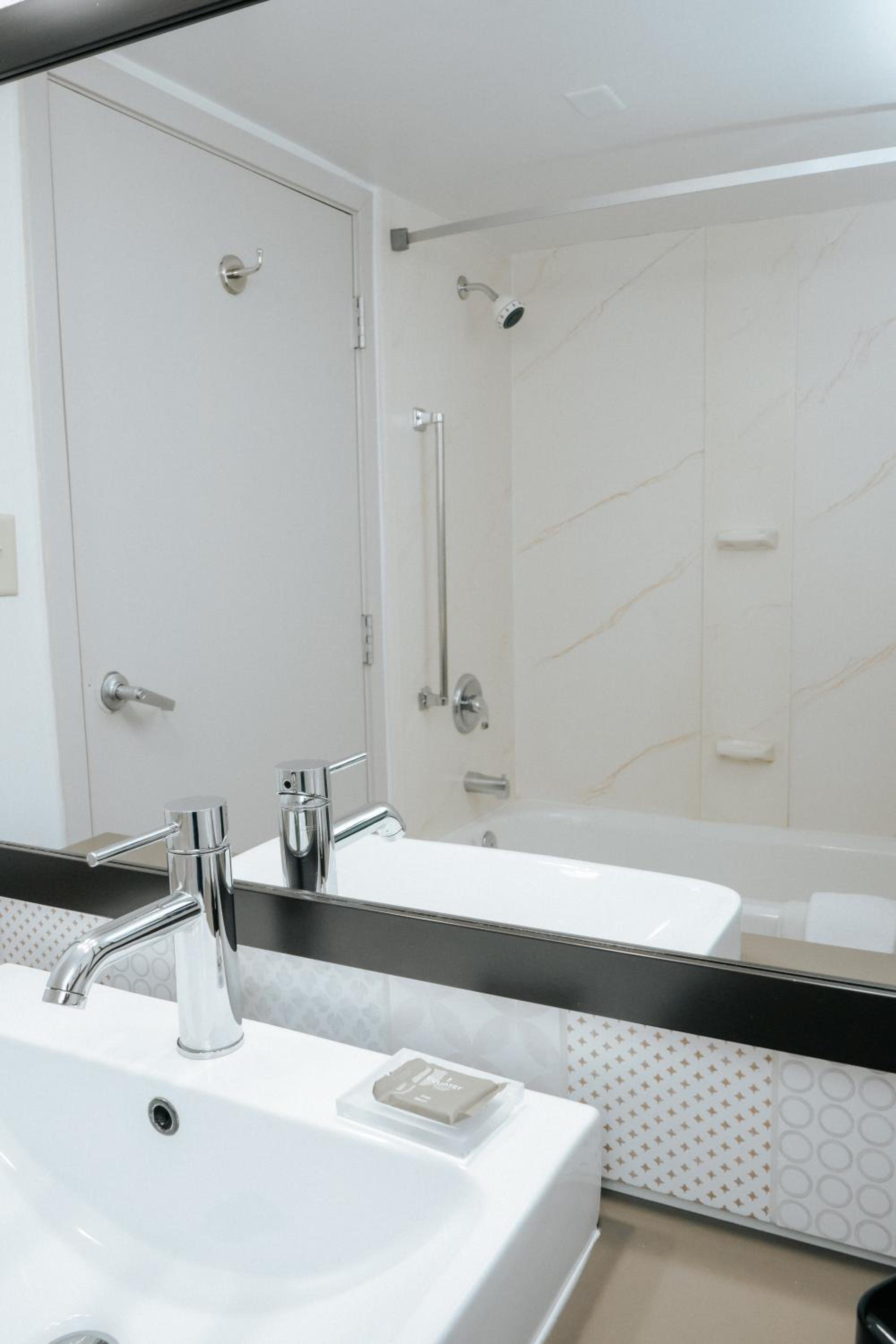 One-Bedroom King Suite - Non-Smoking - Photo 5
