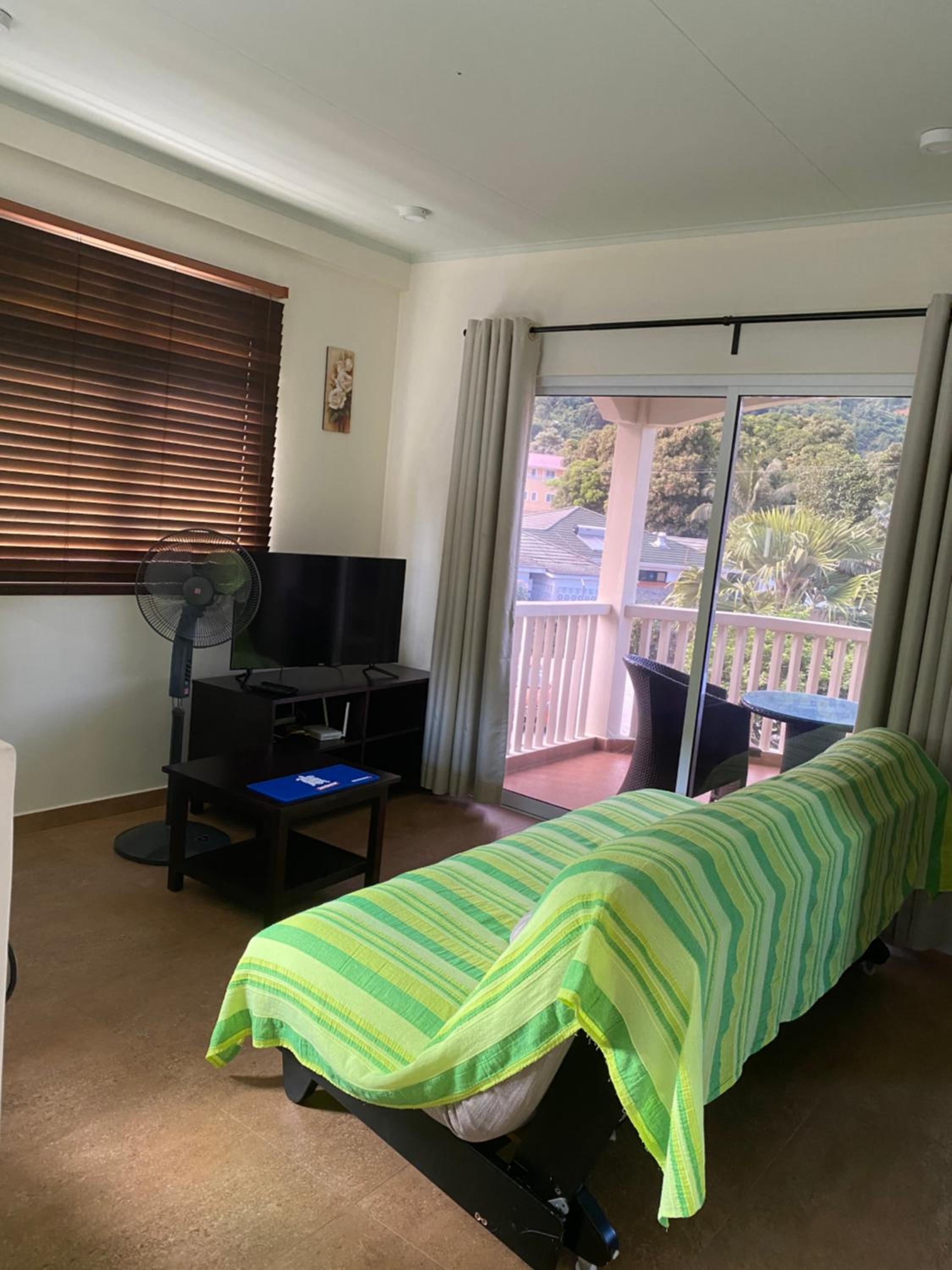 Apartment with Mountain View
