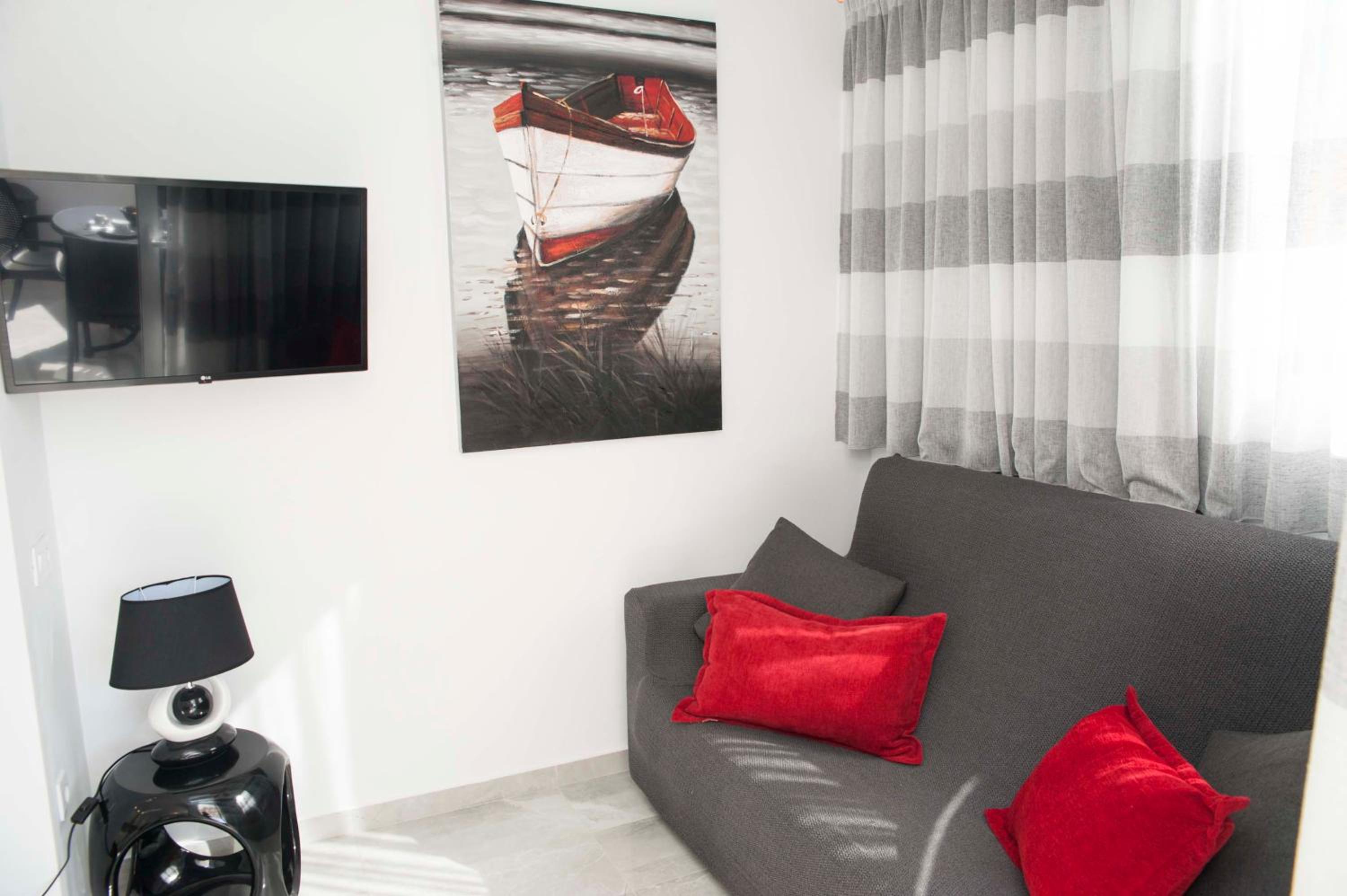 One-Bedroom Apartment photo 2