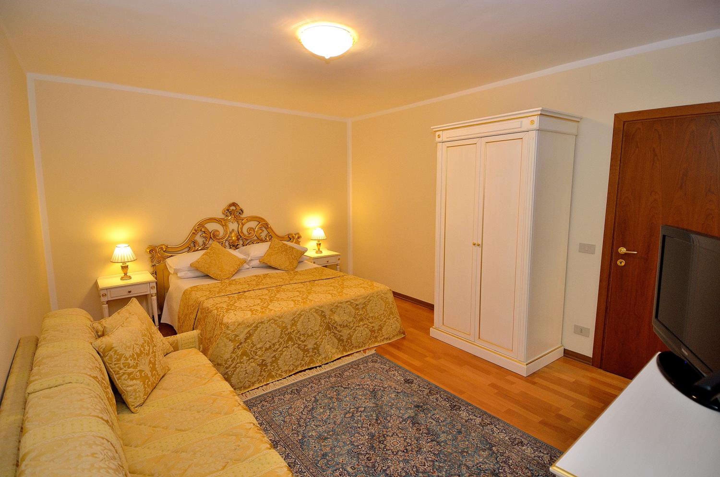 One-Bedroom Apartment photo 1