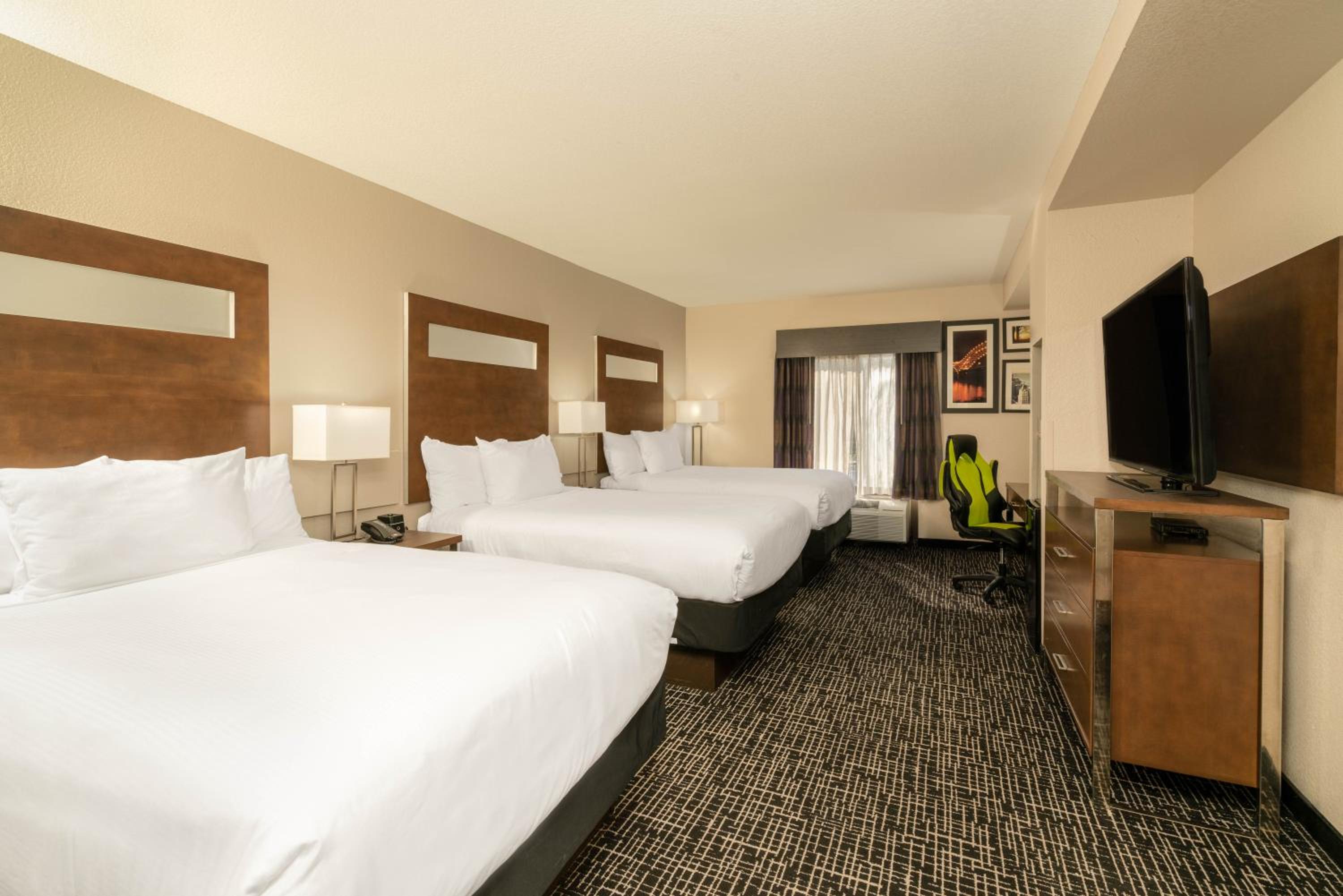 Double Room with Three Double Beds - Non-Smoking - Photo 1