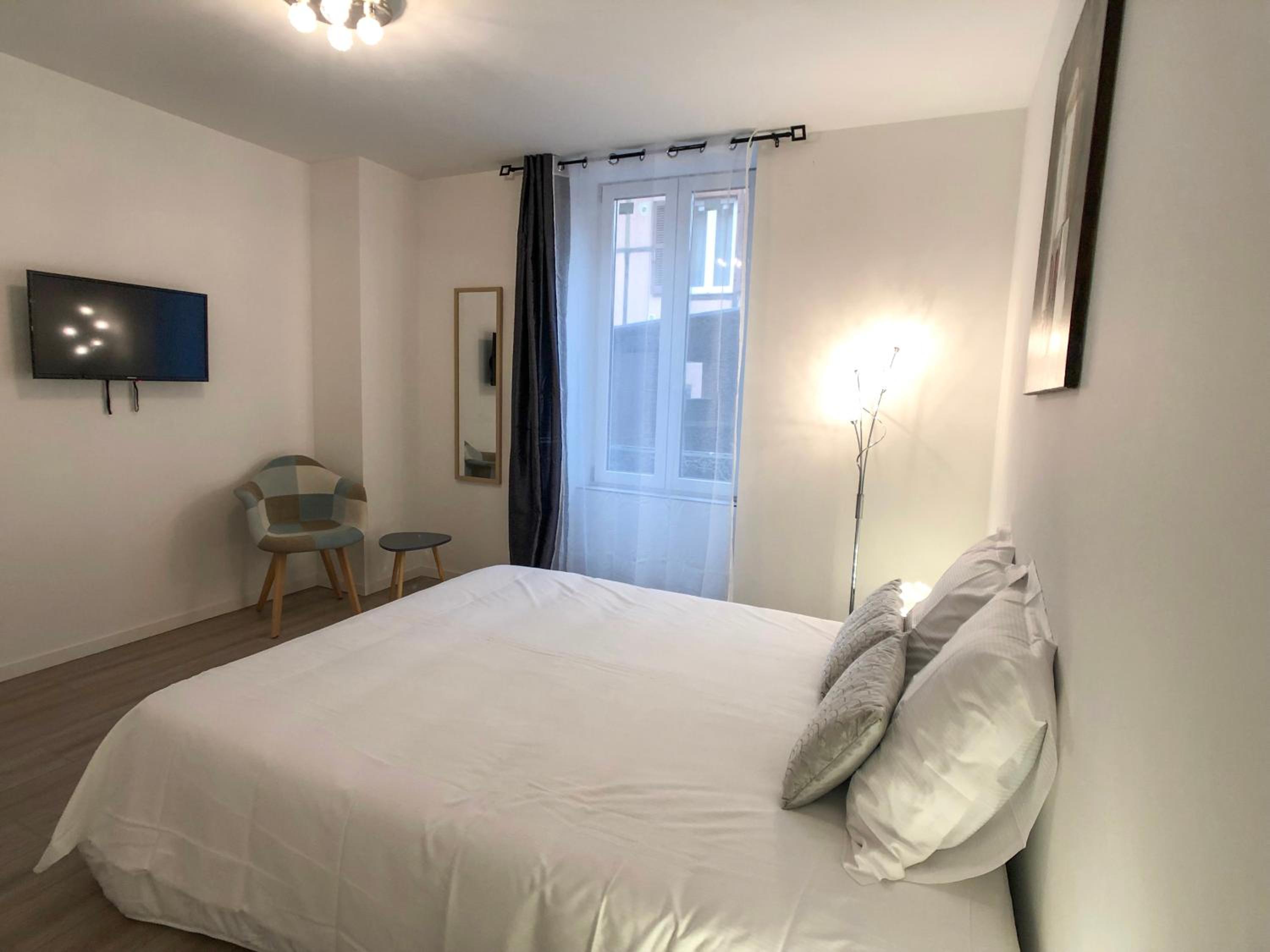 Deluxe Apartment - Photo 9