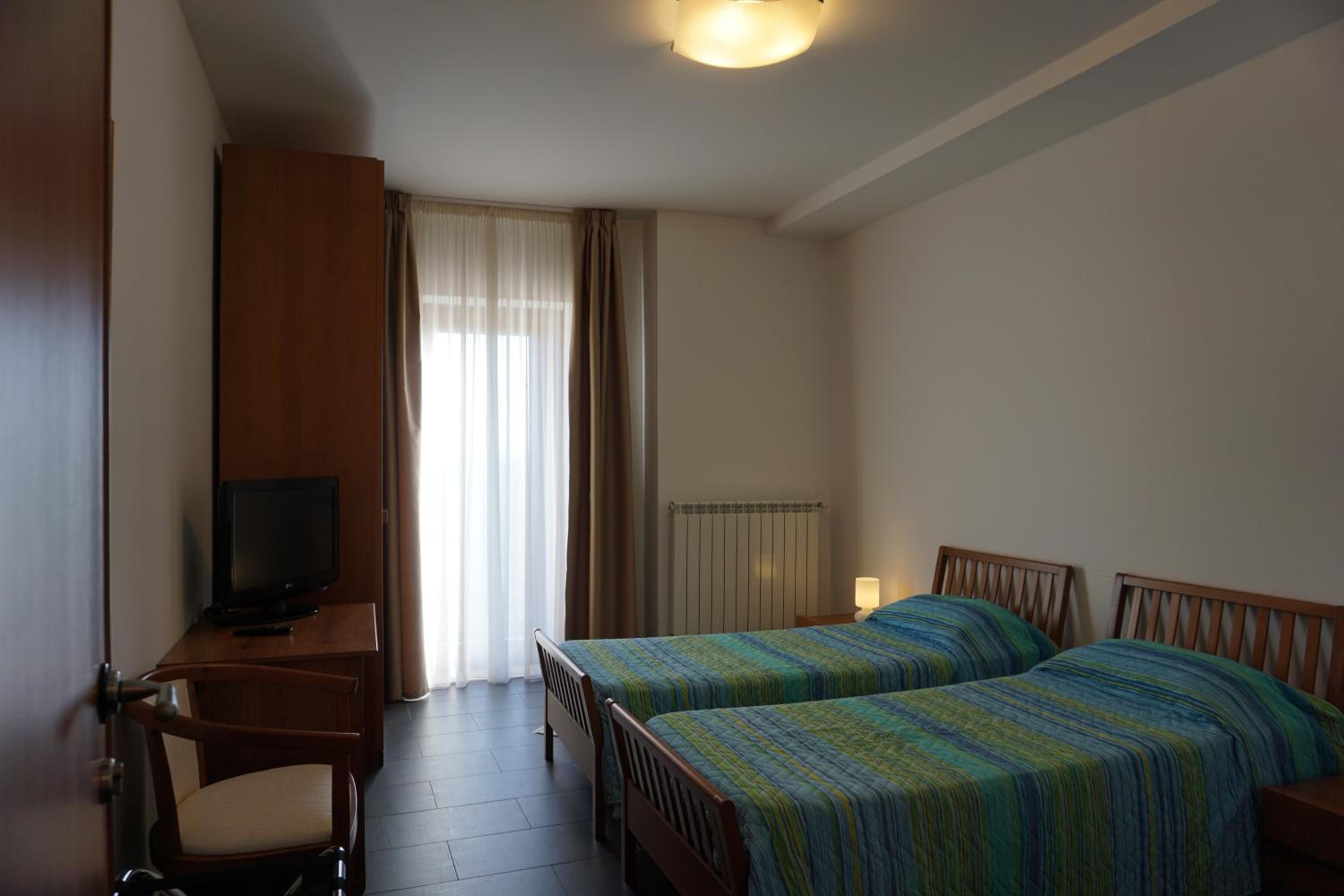 Twin Room with Private External Bathroom photo 2