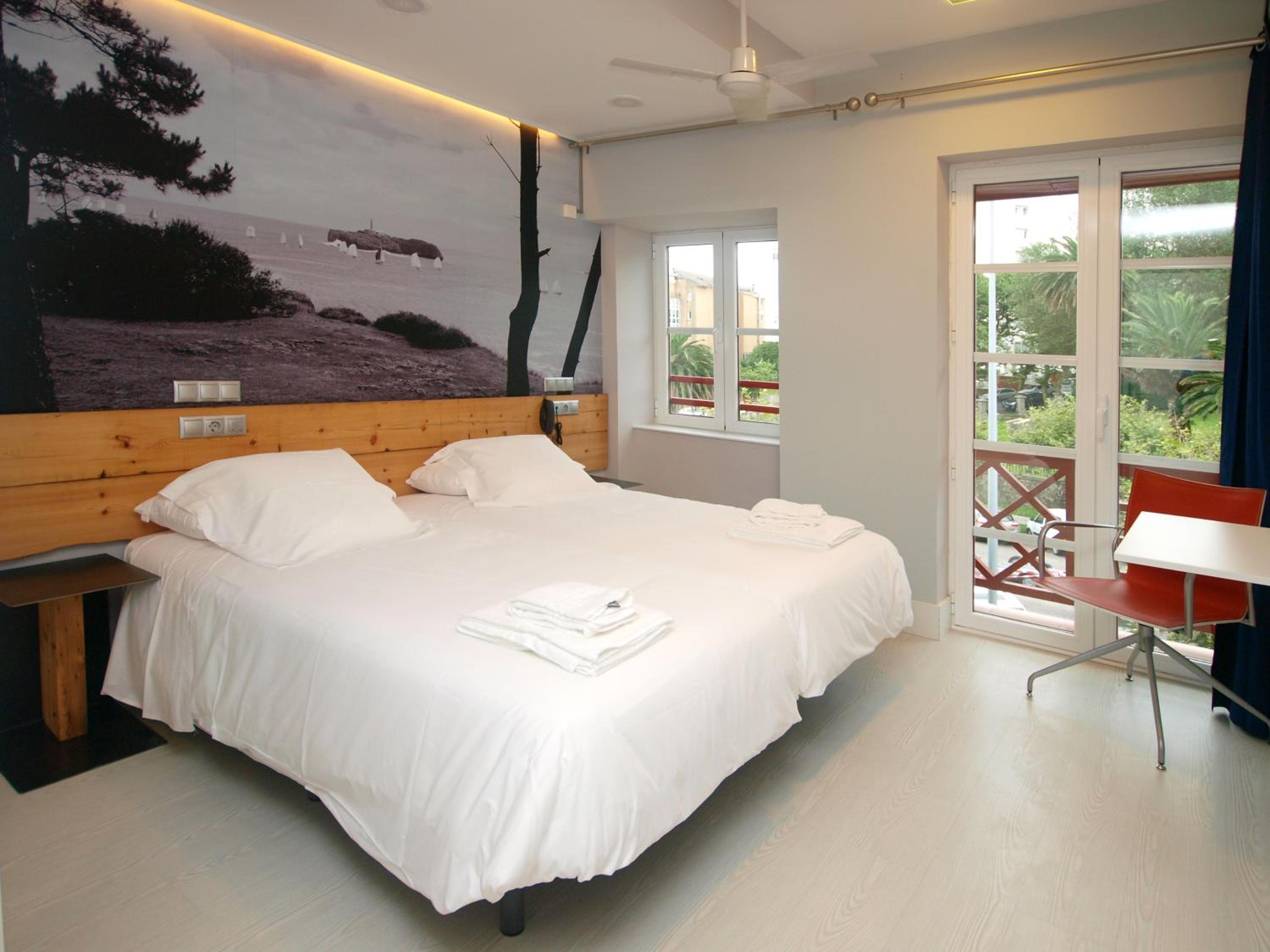 Double or Twin Room with Partial Sea View photo 3