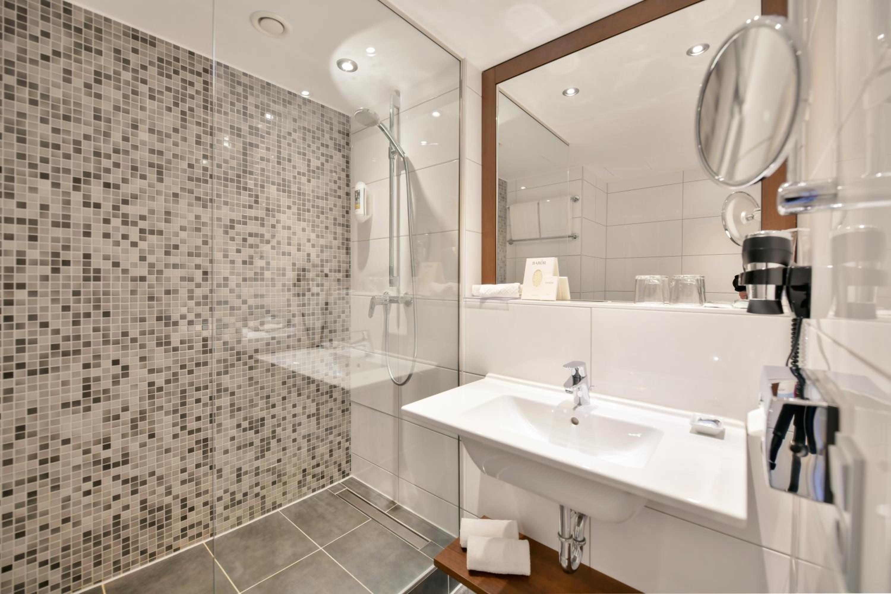 Standard Double Room - Photo 9