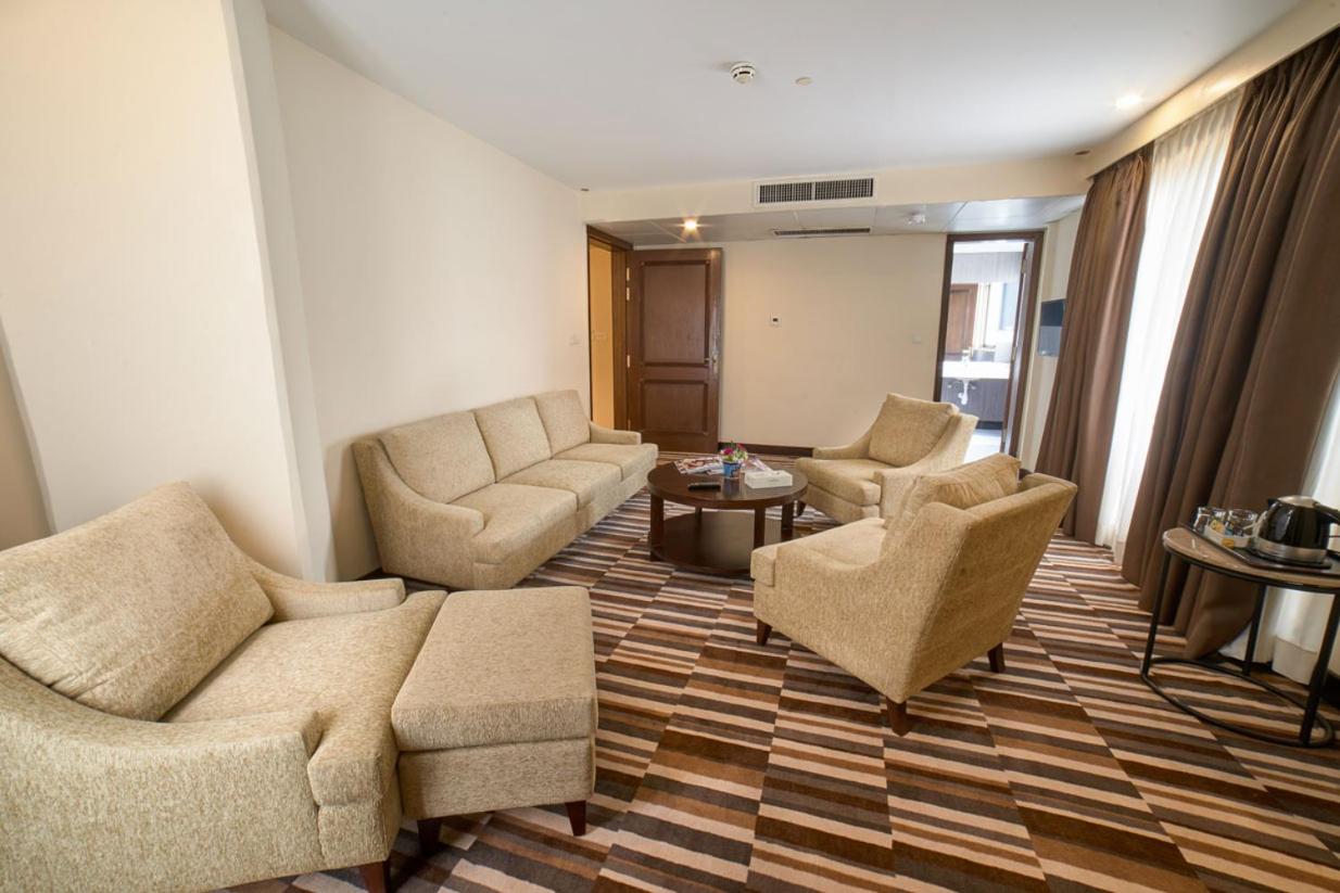 Deluxe Suite - Photo 3