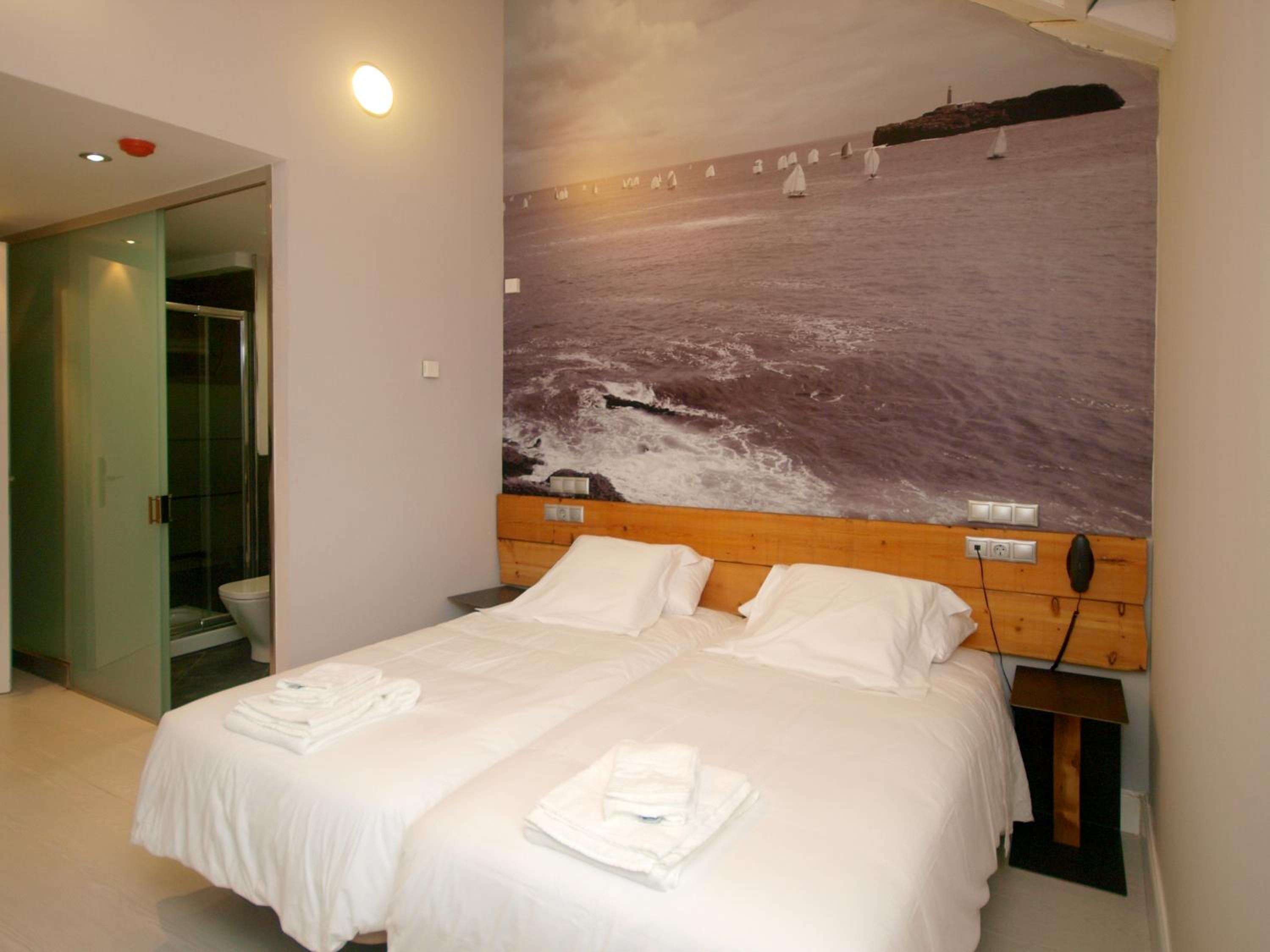 Double or Twin Room with Partial Sea View photo 2