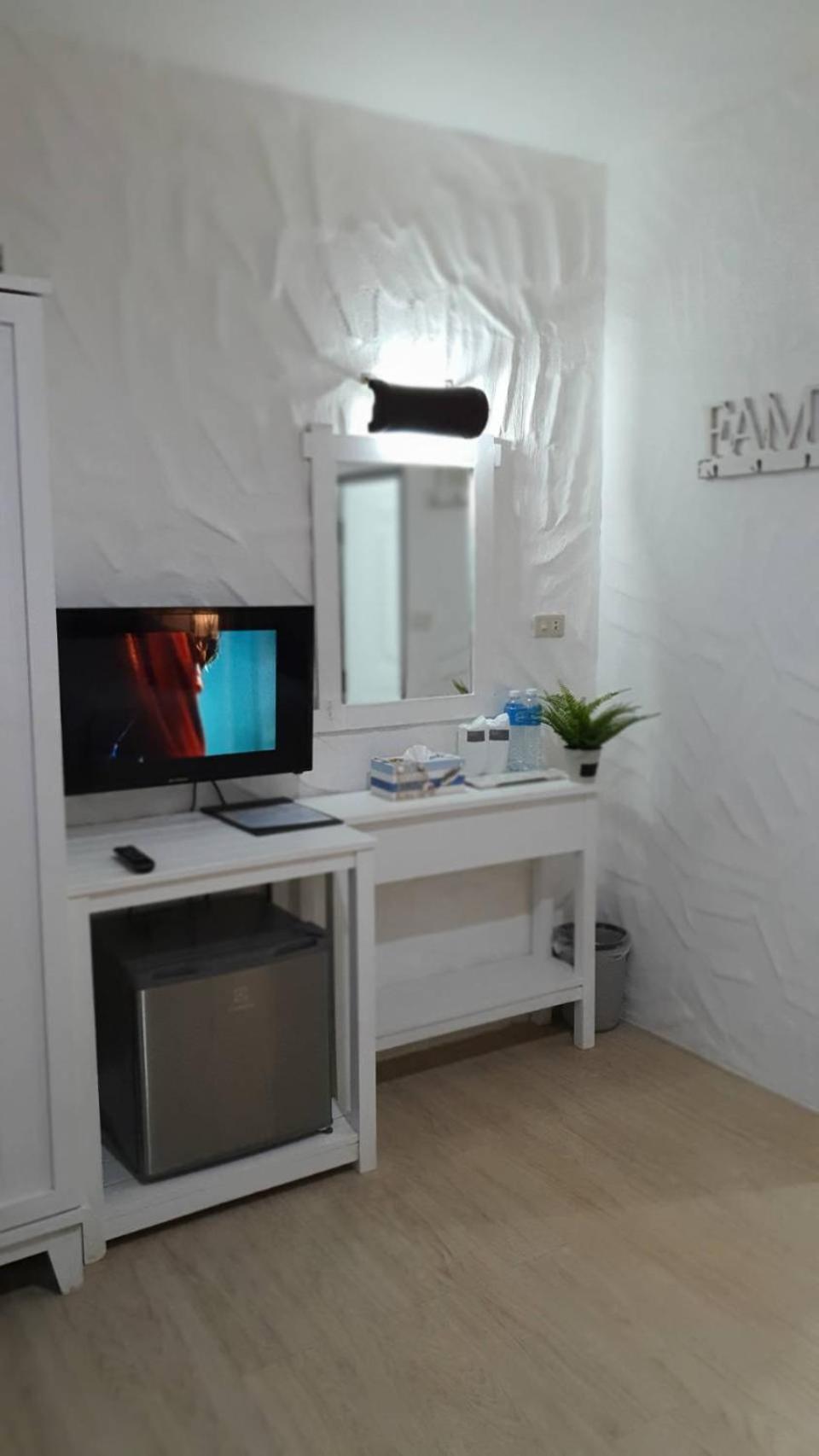 Standard Twin Room - Photo 17