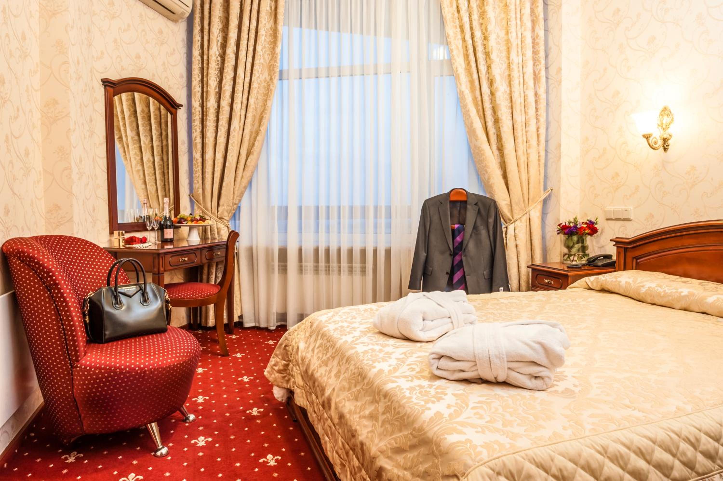 Deluxe Double Room (2 Adults + 1 Child) photo 1