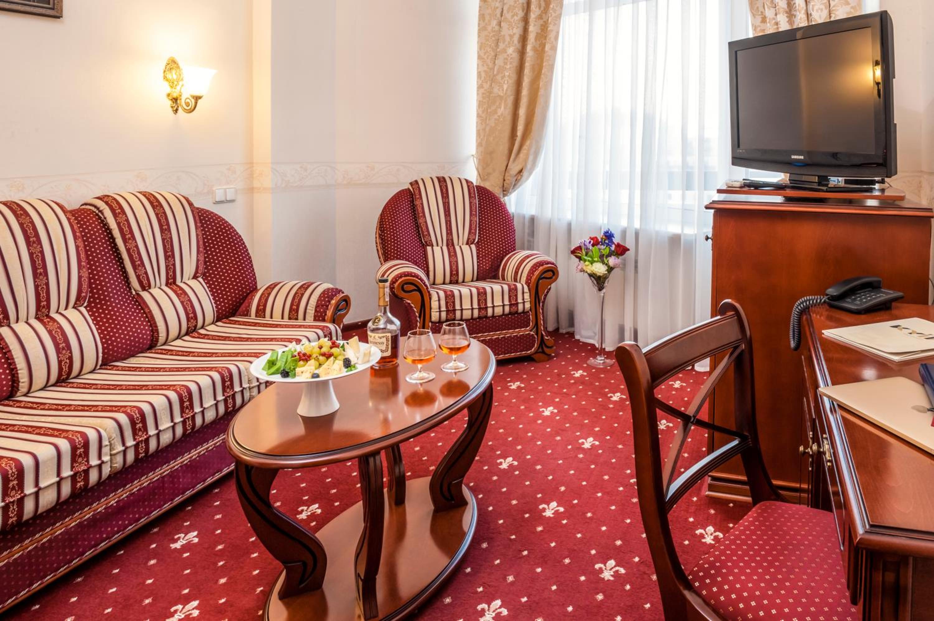 Deluxe Double Room (2 Adults + 1 Child) photo 3