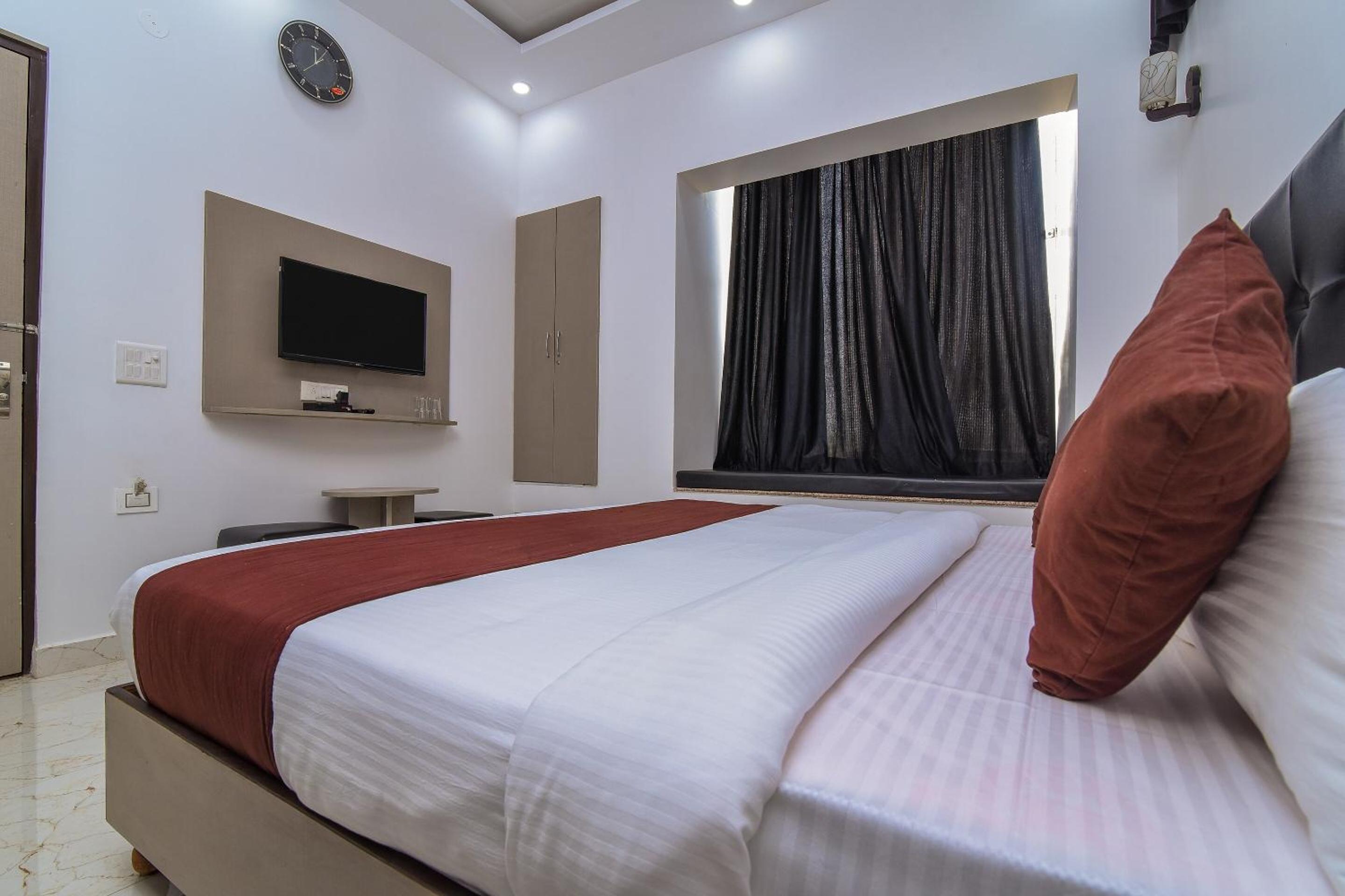 Deluxe Double Room with Bath - Indian nationals only