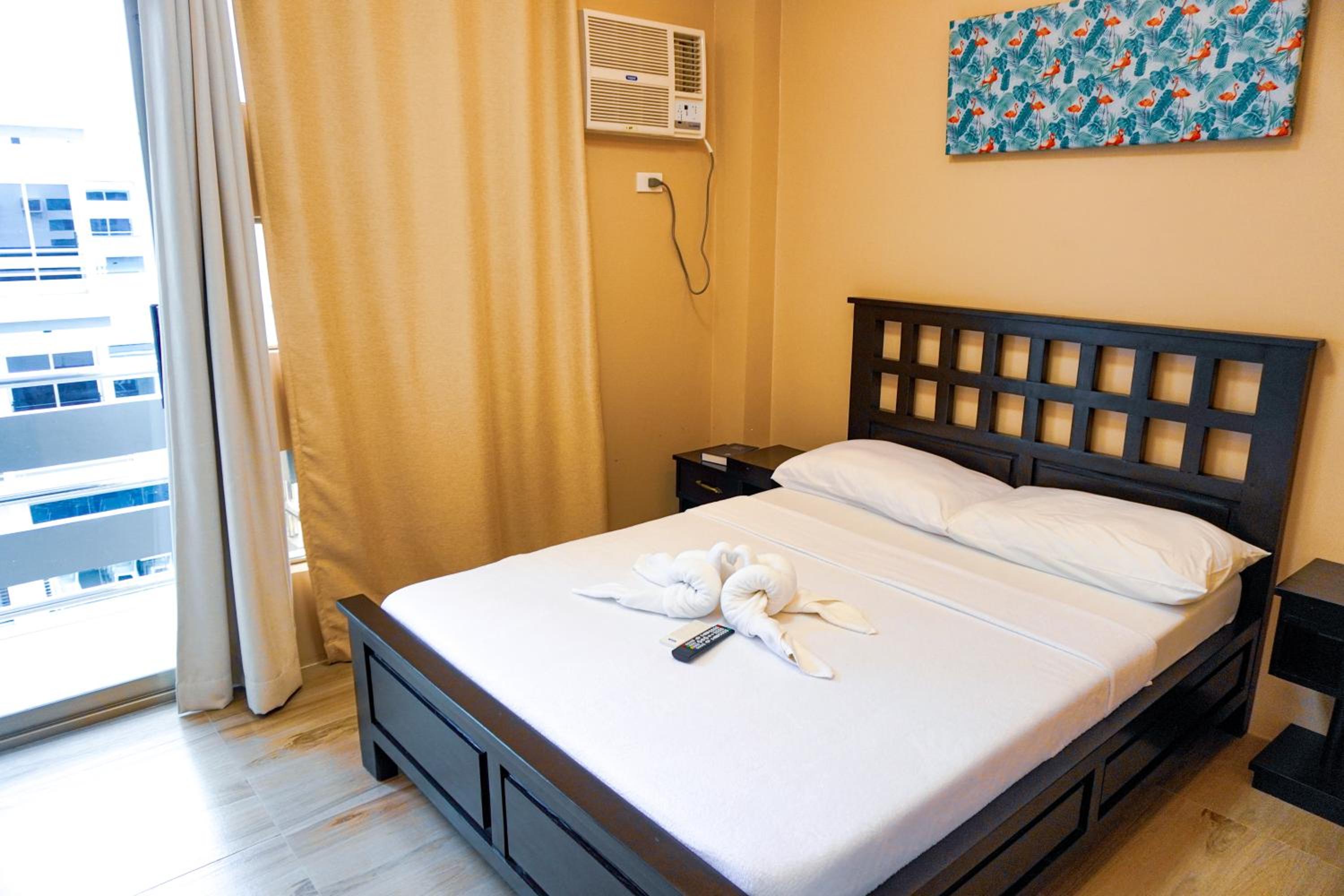 Deluxe Double Room with Balcony - Photo 7