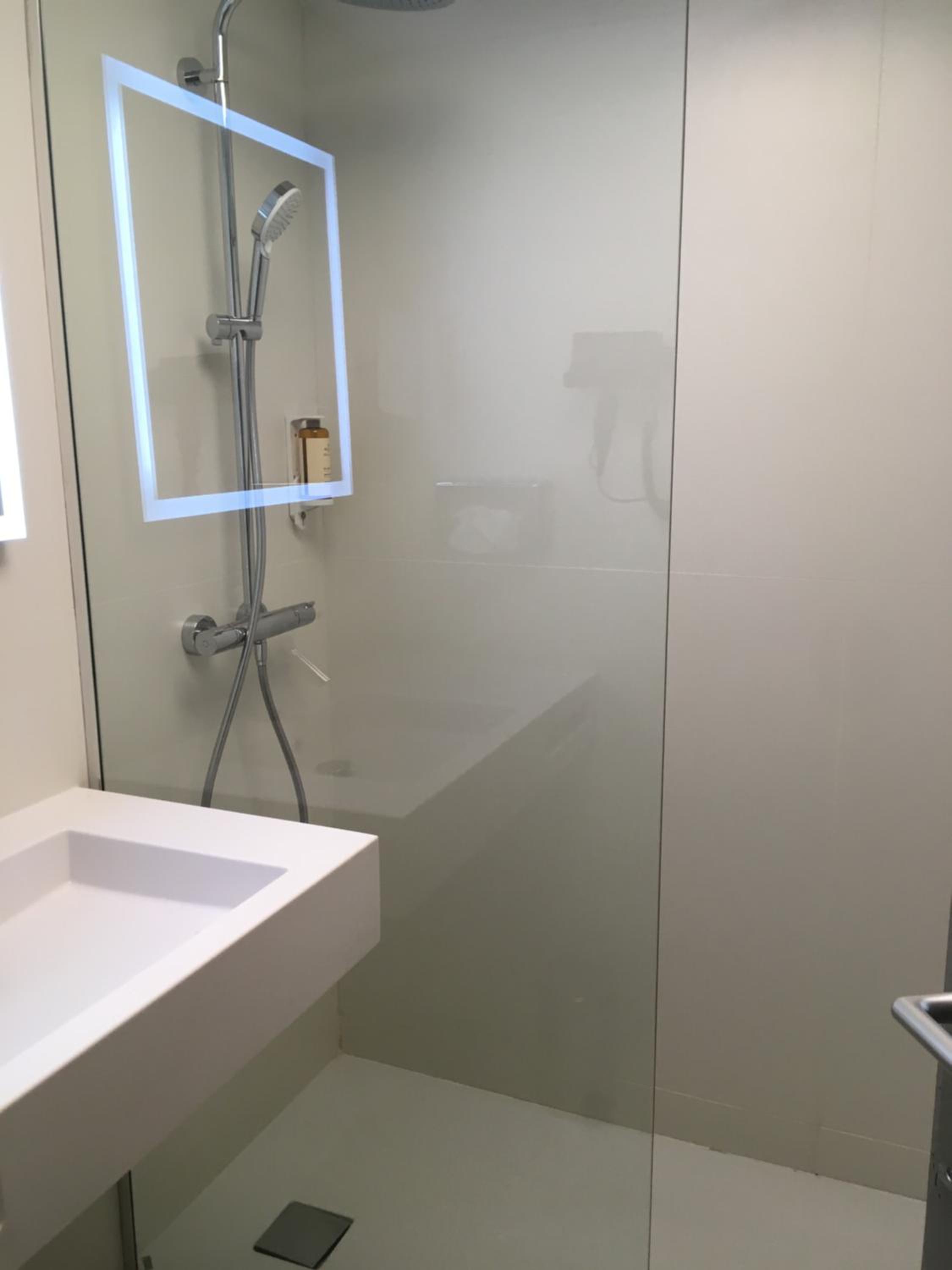 Standard Twin Room - Photo 9