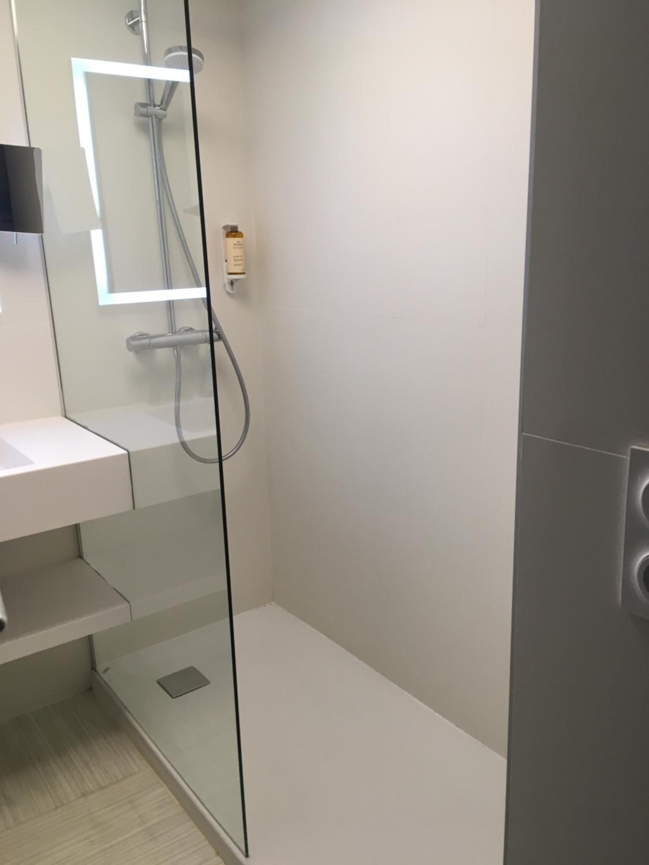 Standard Twin Room - Photo 8
