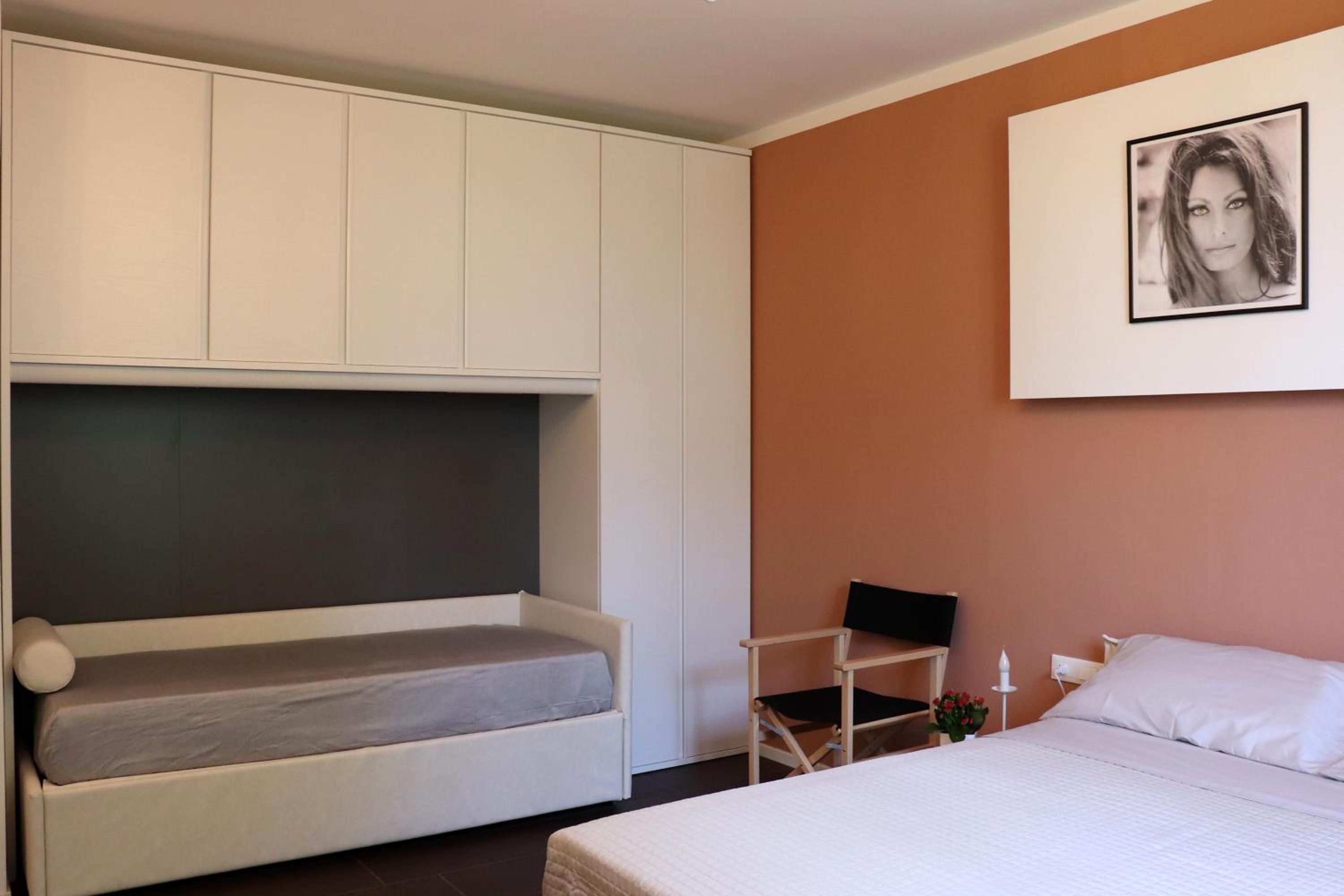 Quadruple Room with Private Bathroom - Photo 2