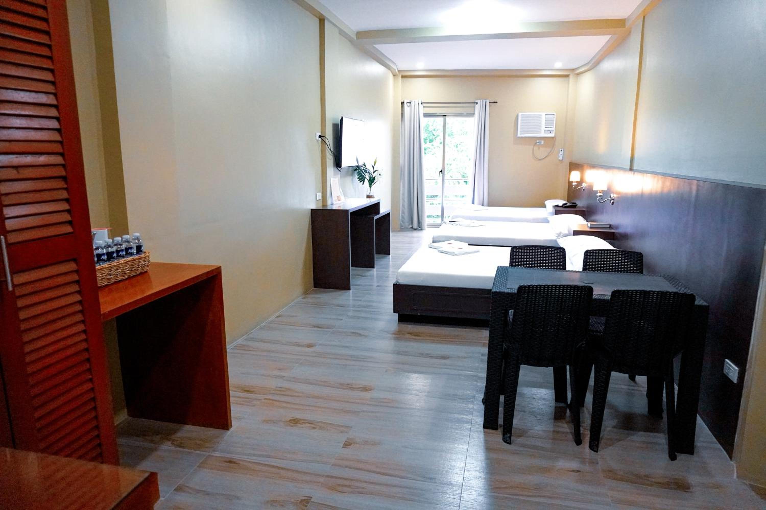 Superior Family Room - Photo 3
