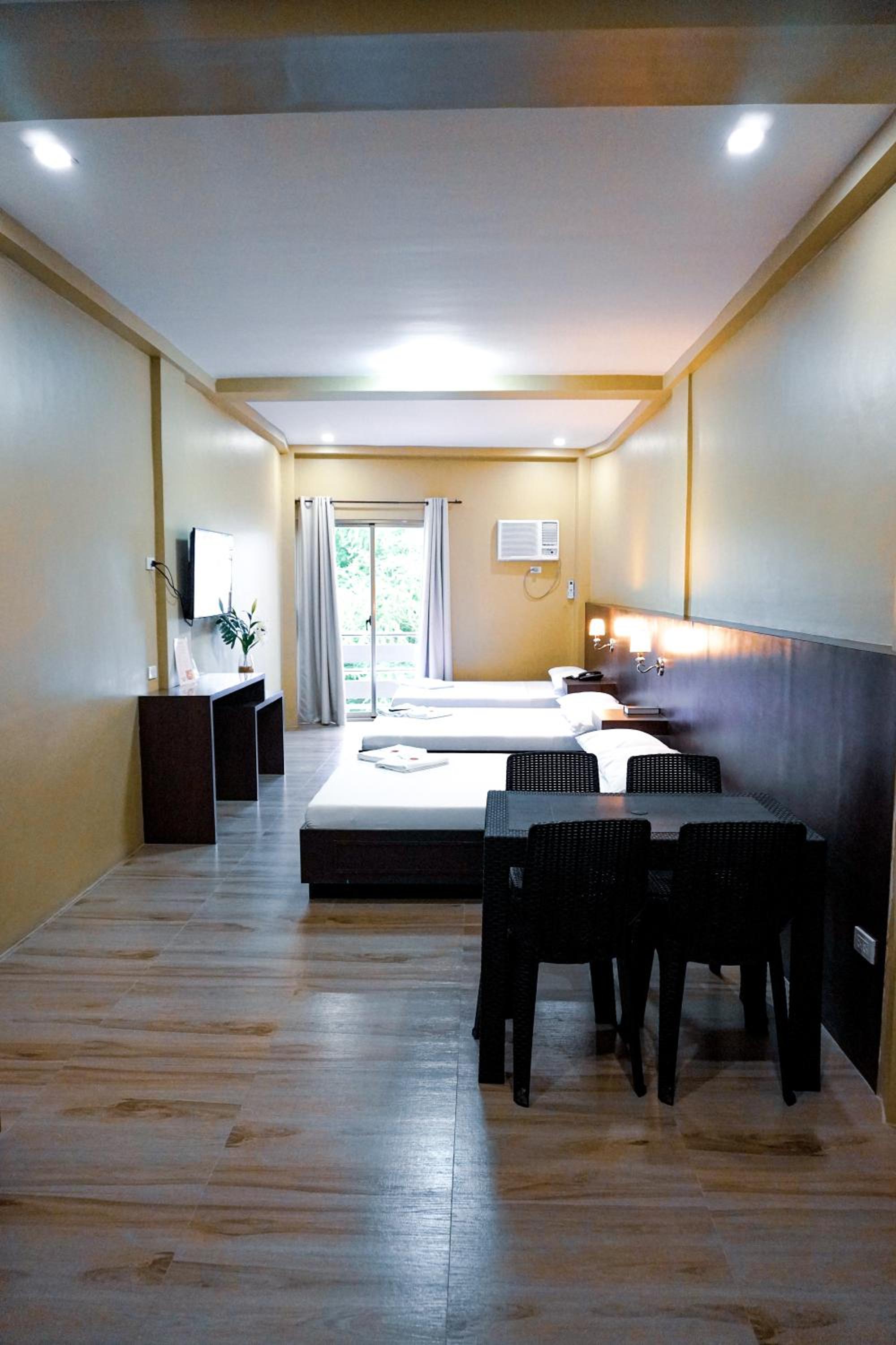 Superior Family Room - Photo 6