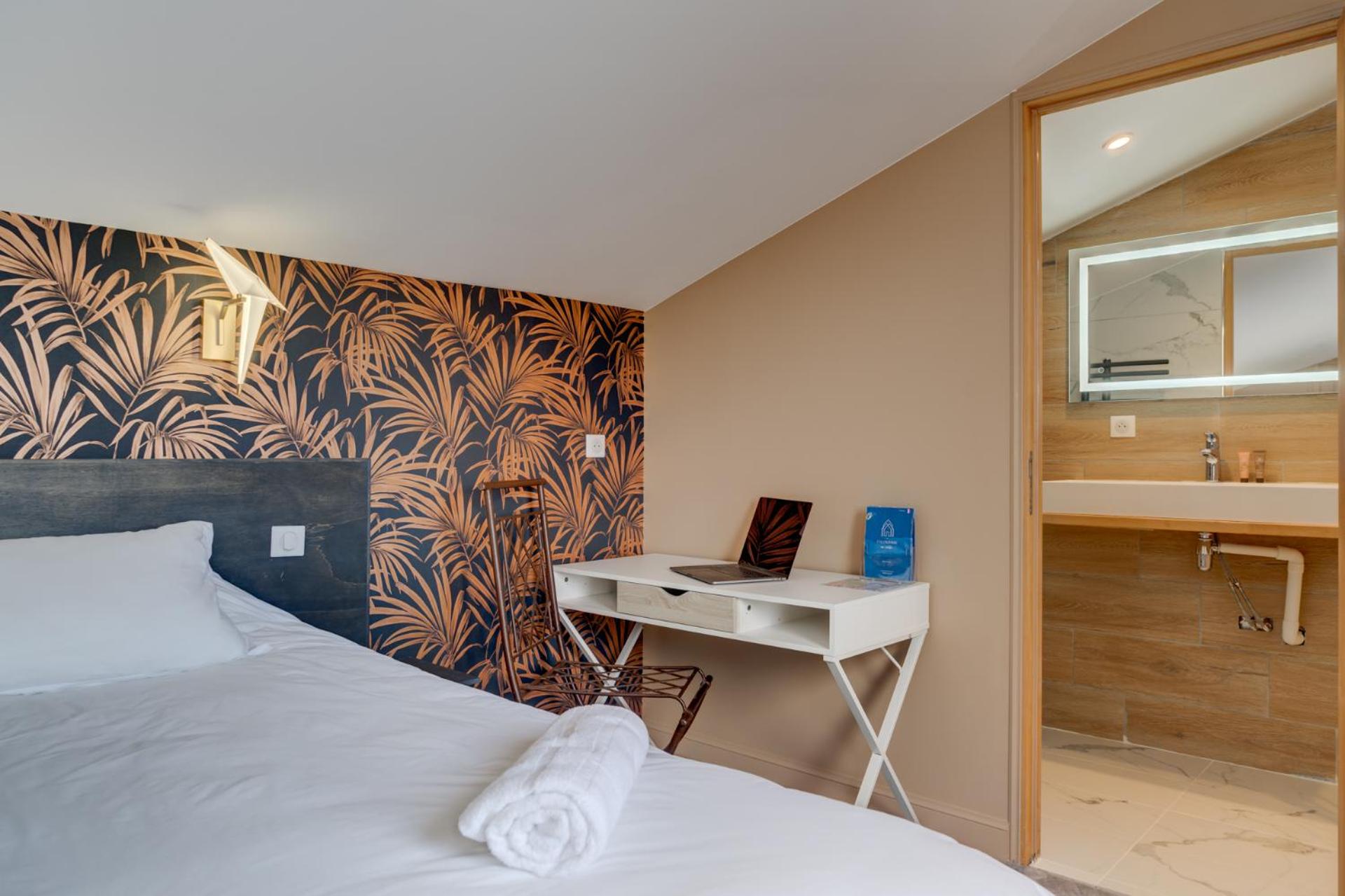 Deluxe Queen Room - Photo 6