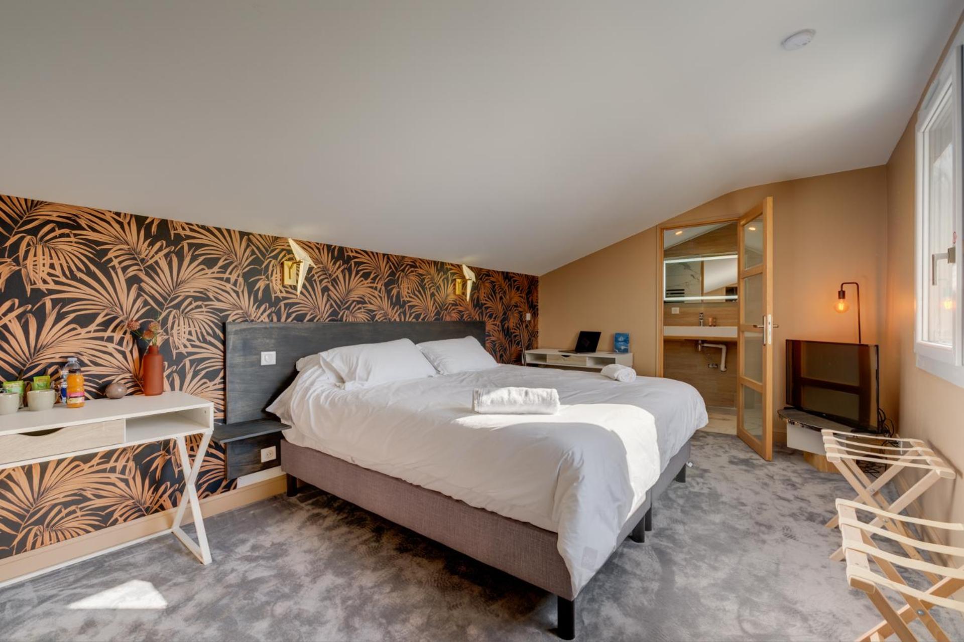 Deluxe Queen Room - Photo 7