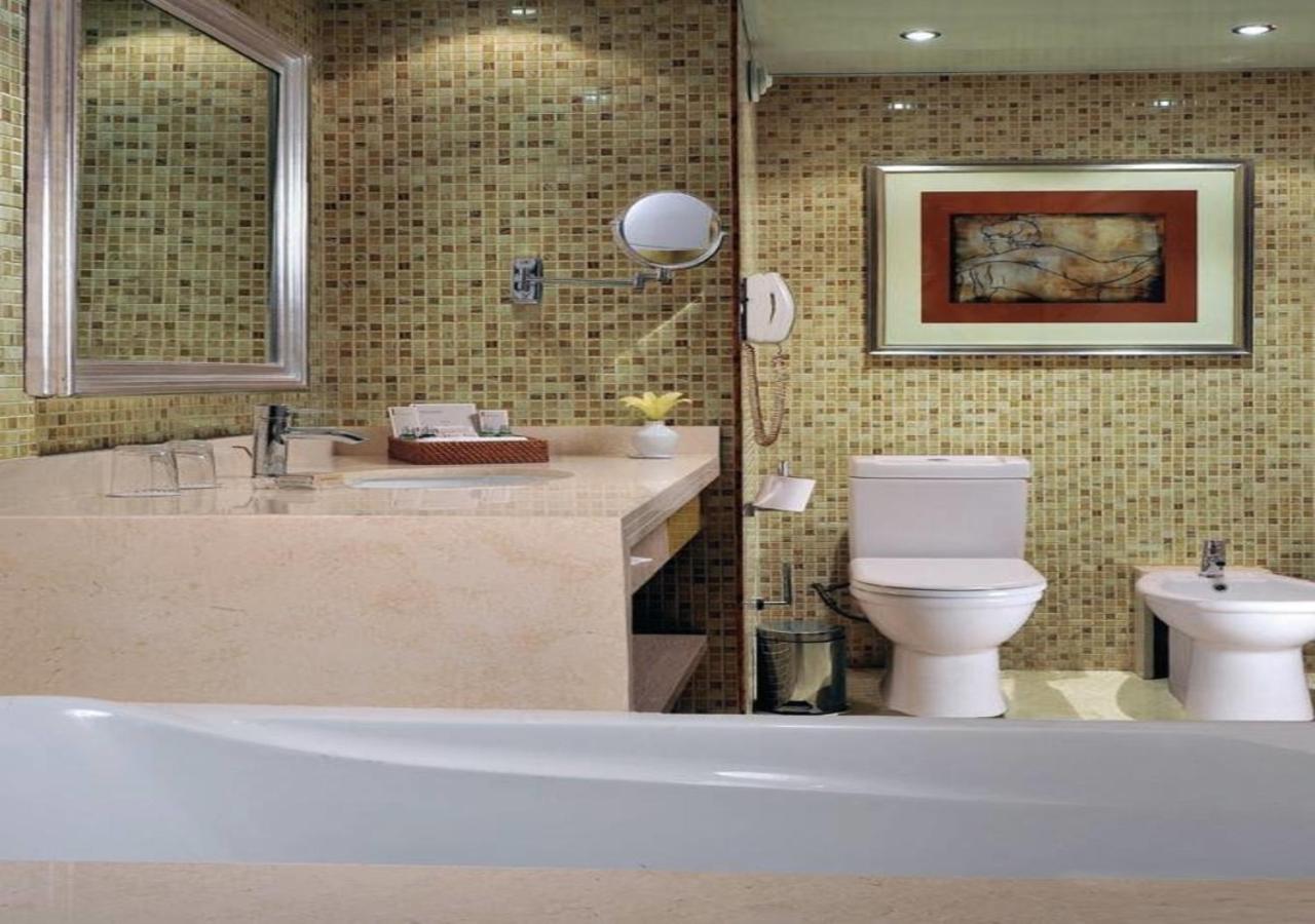 Family Room with Garden View