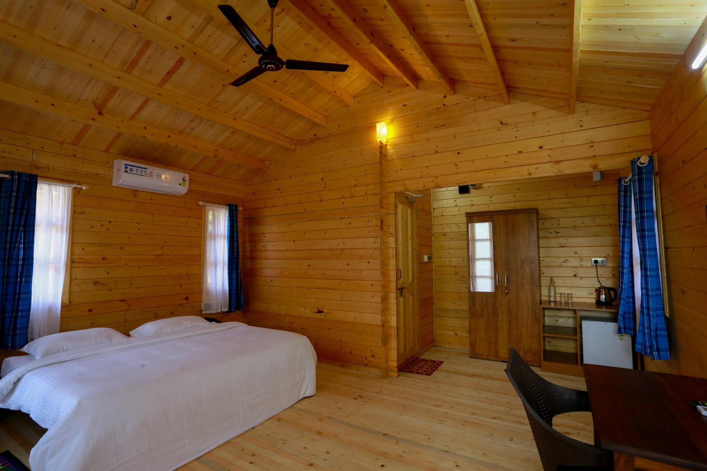 Twin Room with Pool View - Photo 10
