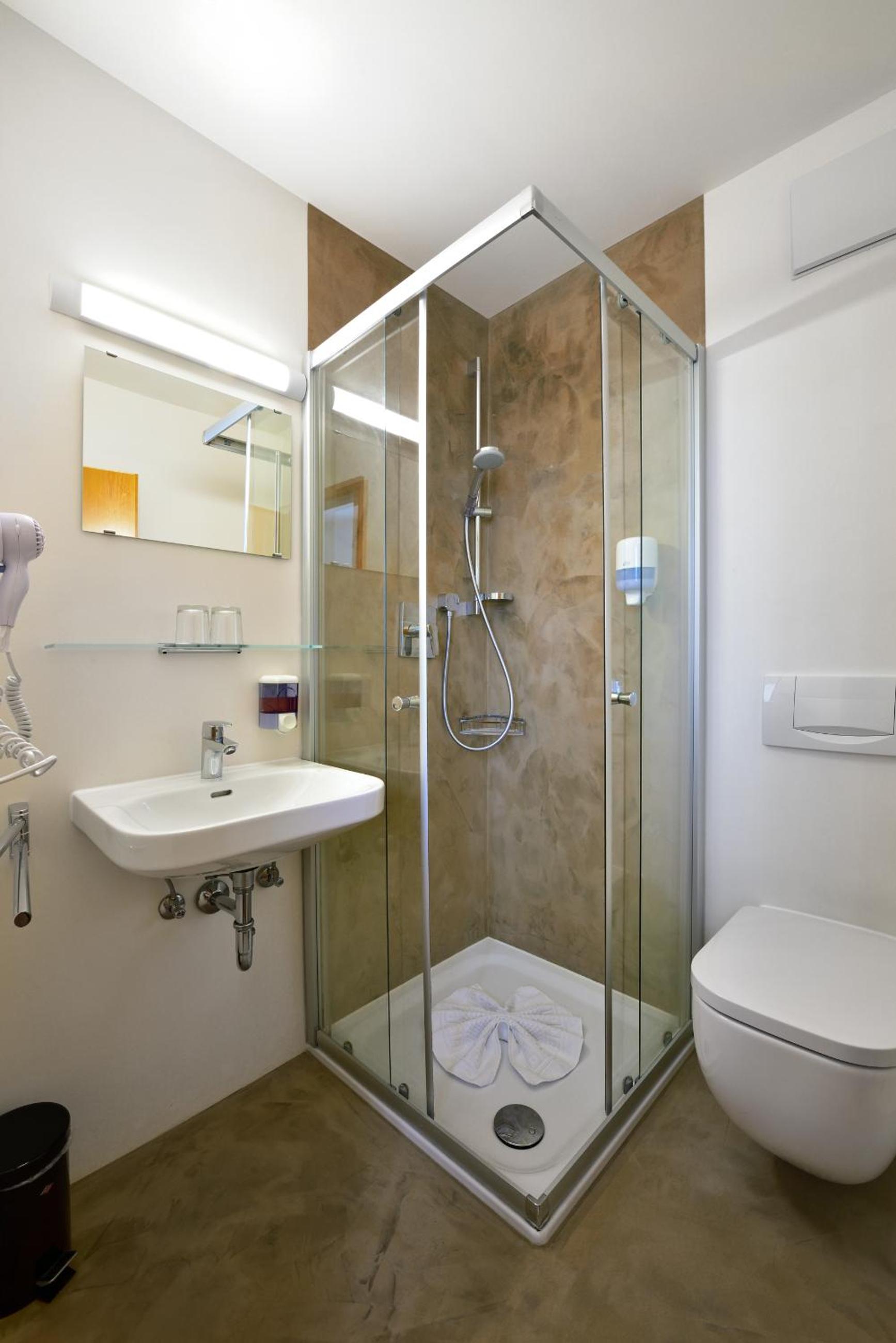 Twin Room with Bathroom photo 3