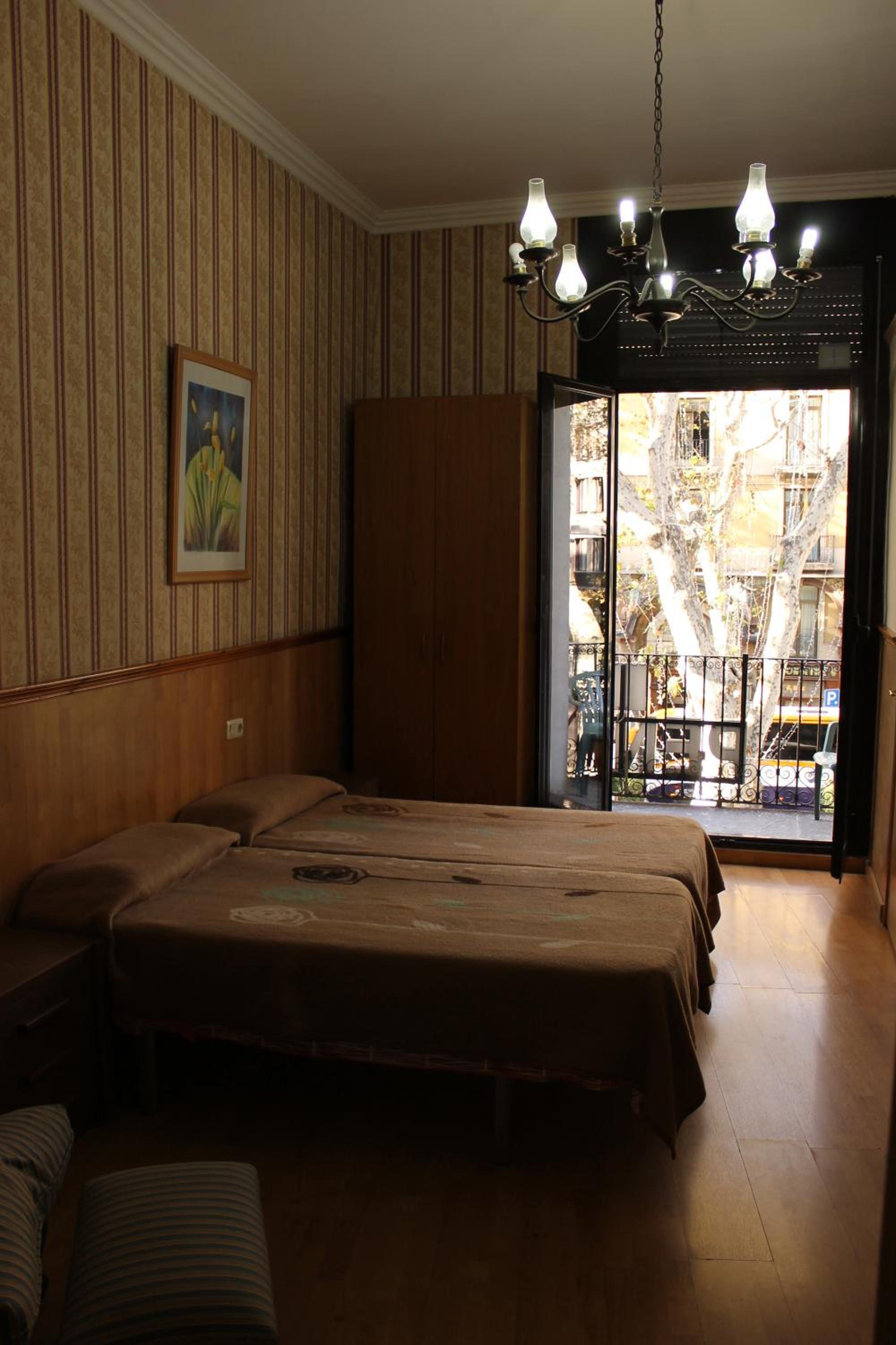 Habitación Doble con Cama Extra y Baño Privado