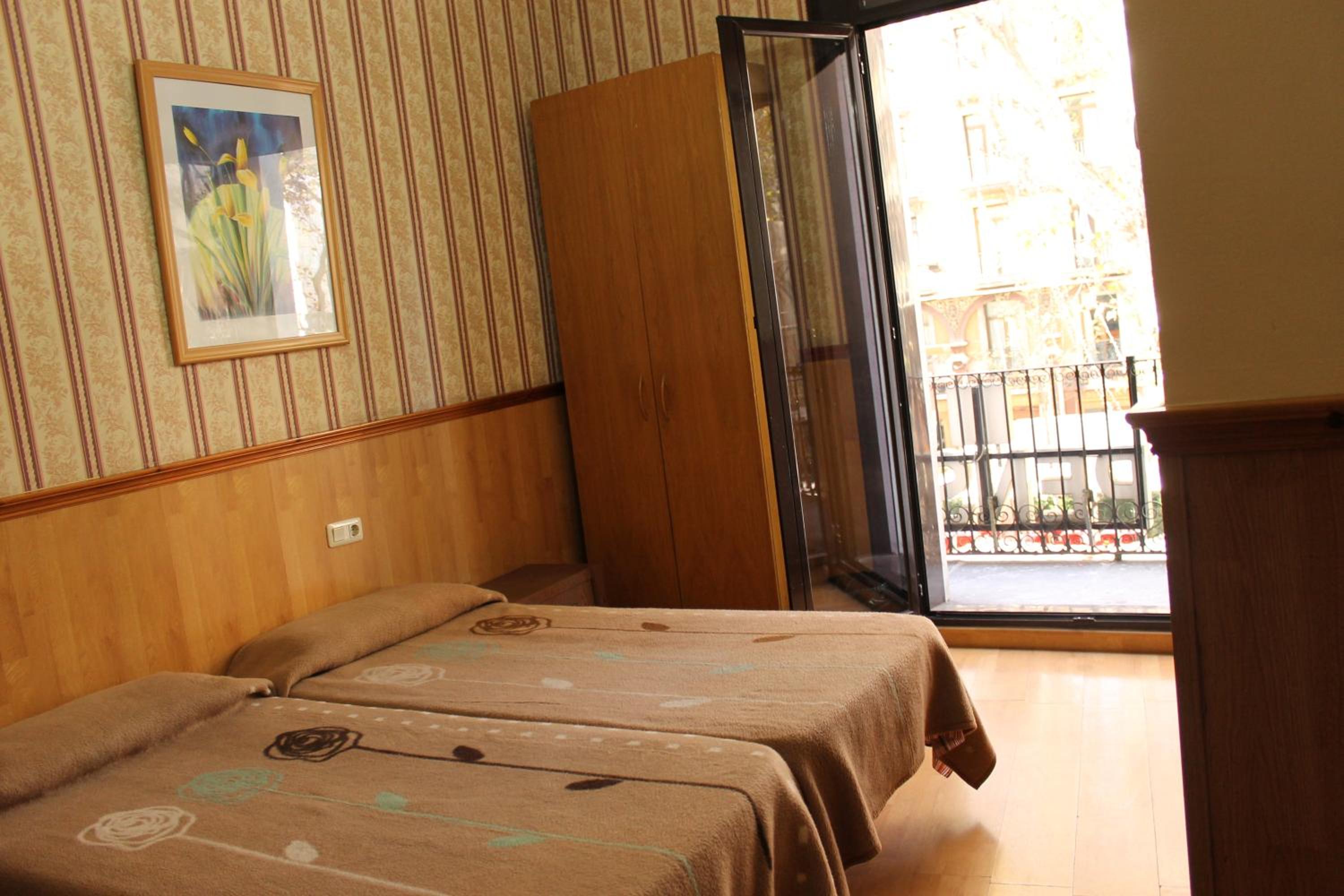 Double Room with Extra Bed with Private Bathroom photo 3