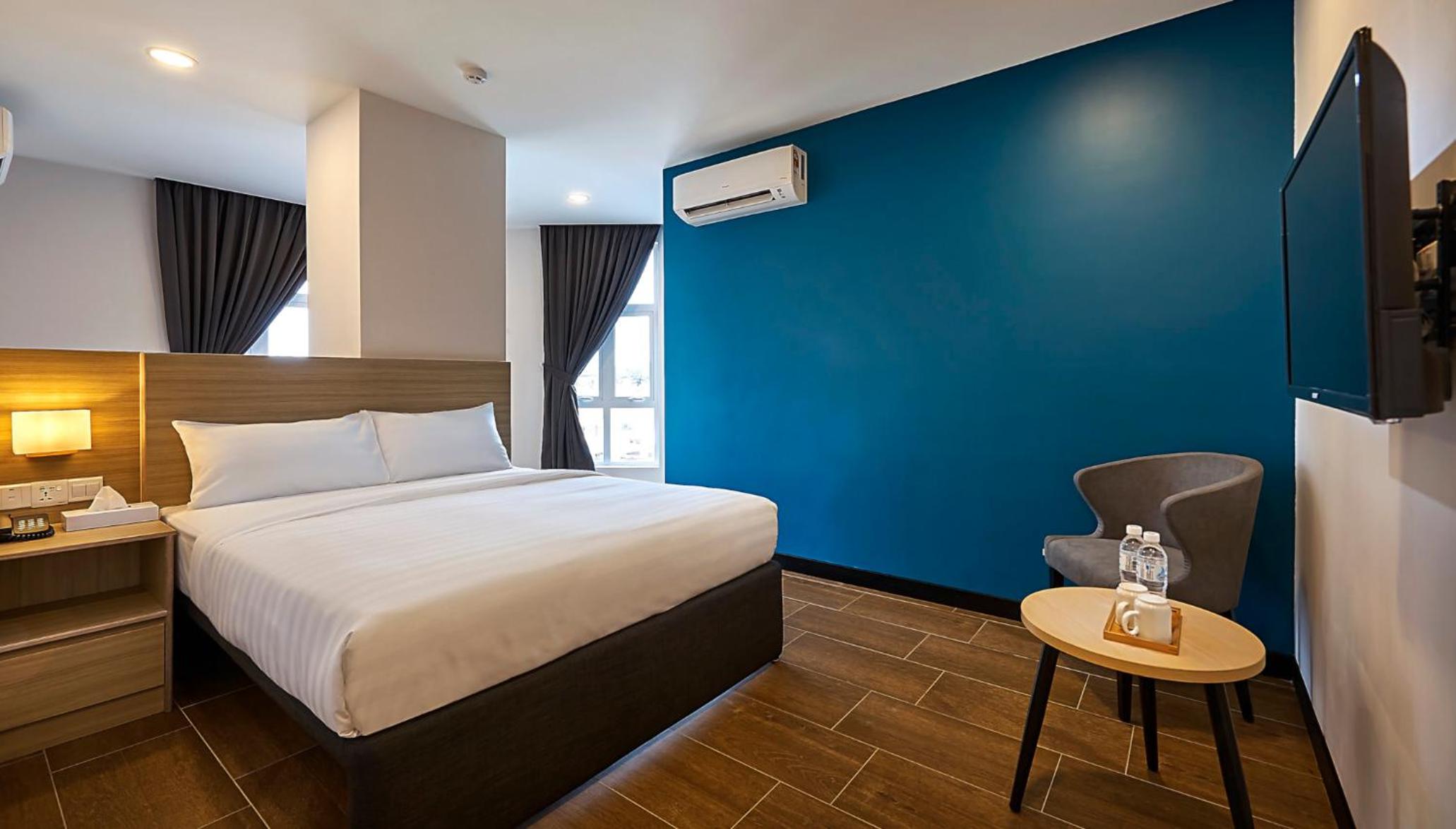 Queen Suite - Photo 1
