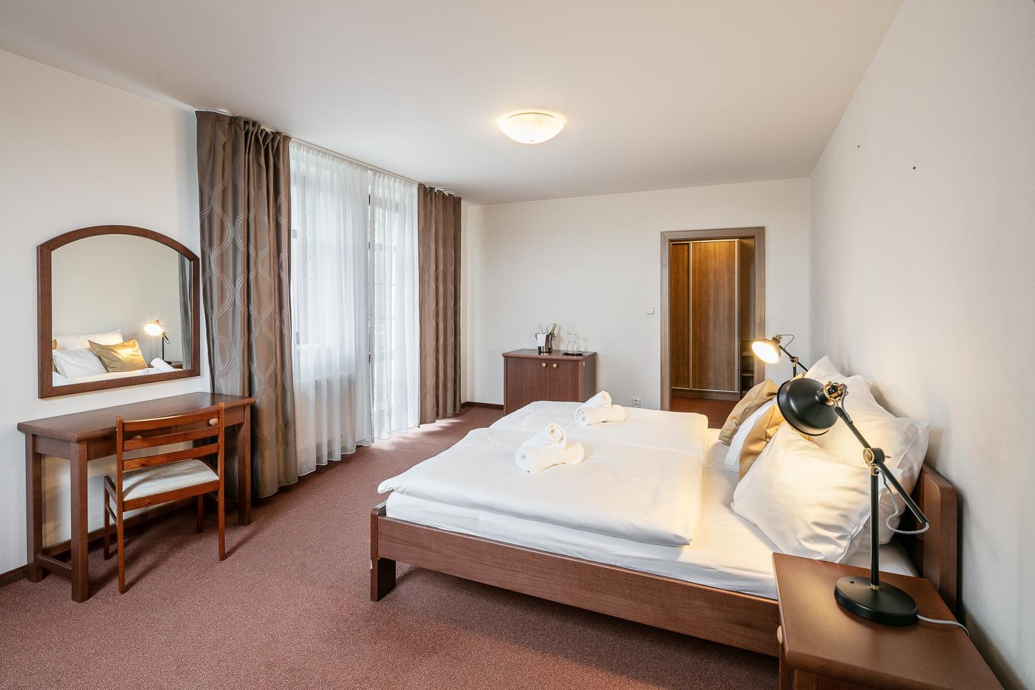Double or Twin Room with Balcony - Photo 2