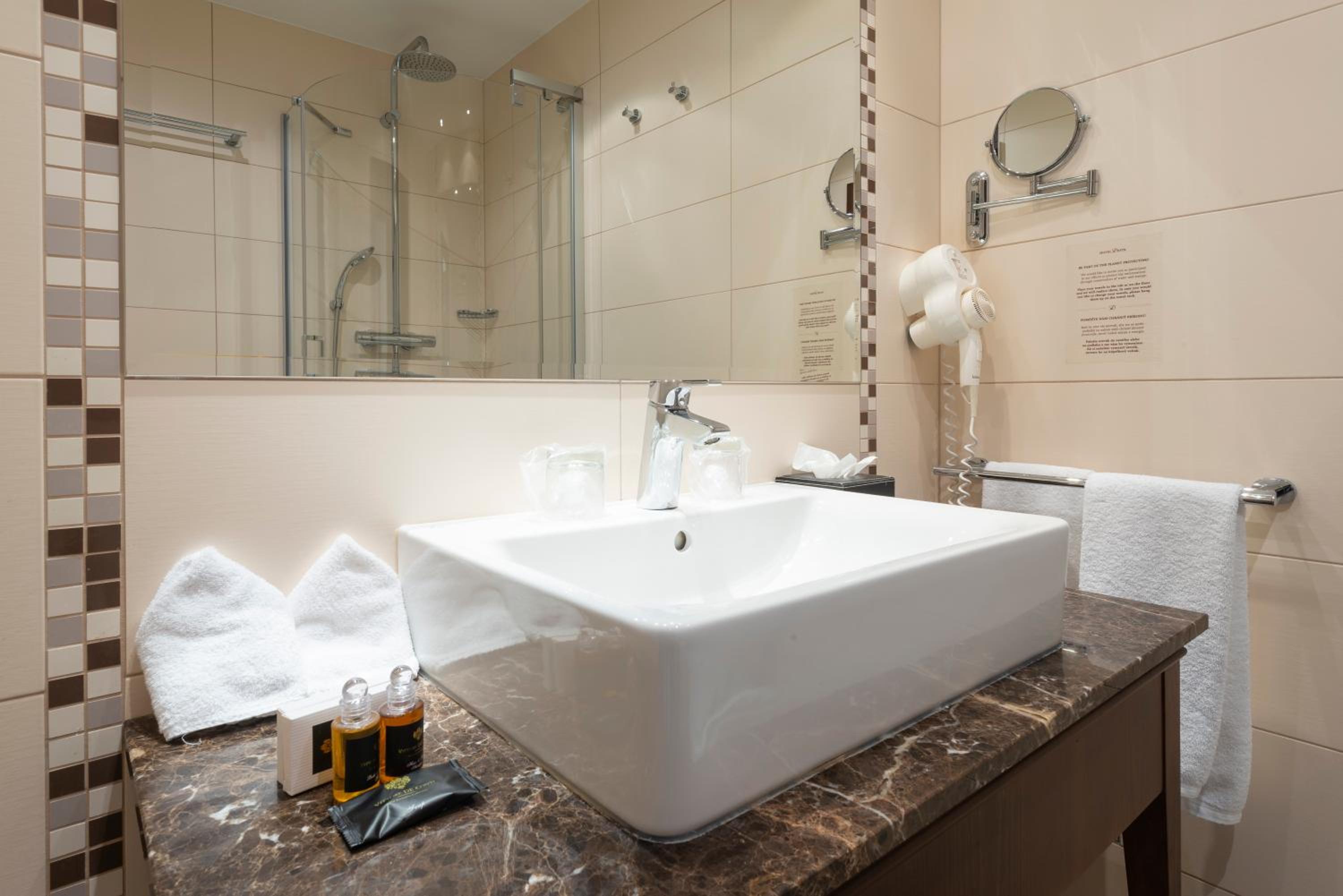 Standard Double or Twin Room - Photo 5