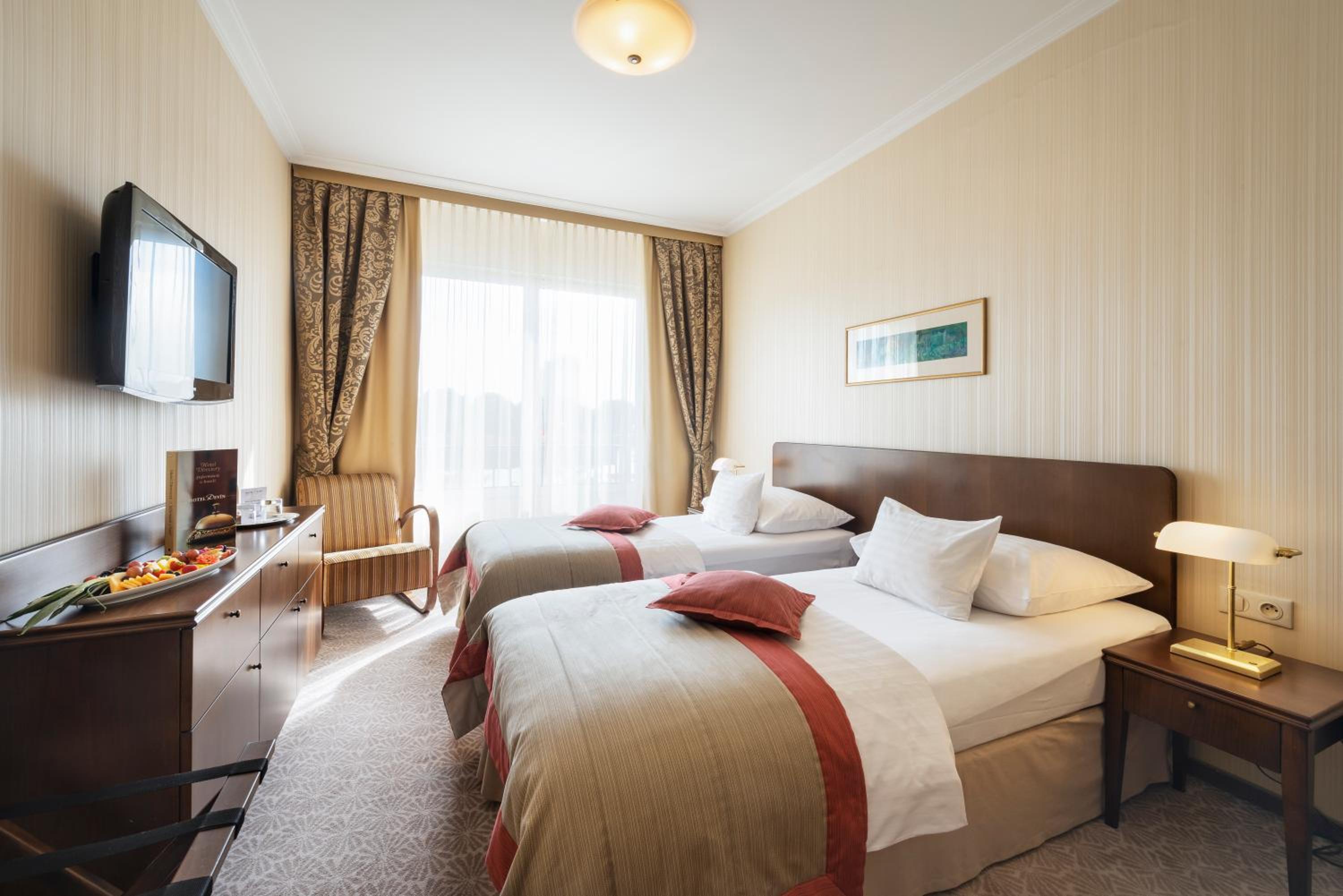 Standard Double or Twin Room with River View - Photo 1