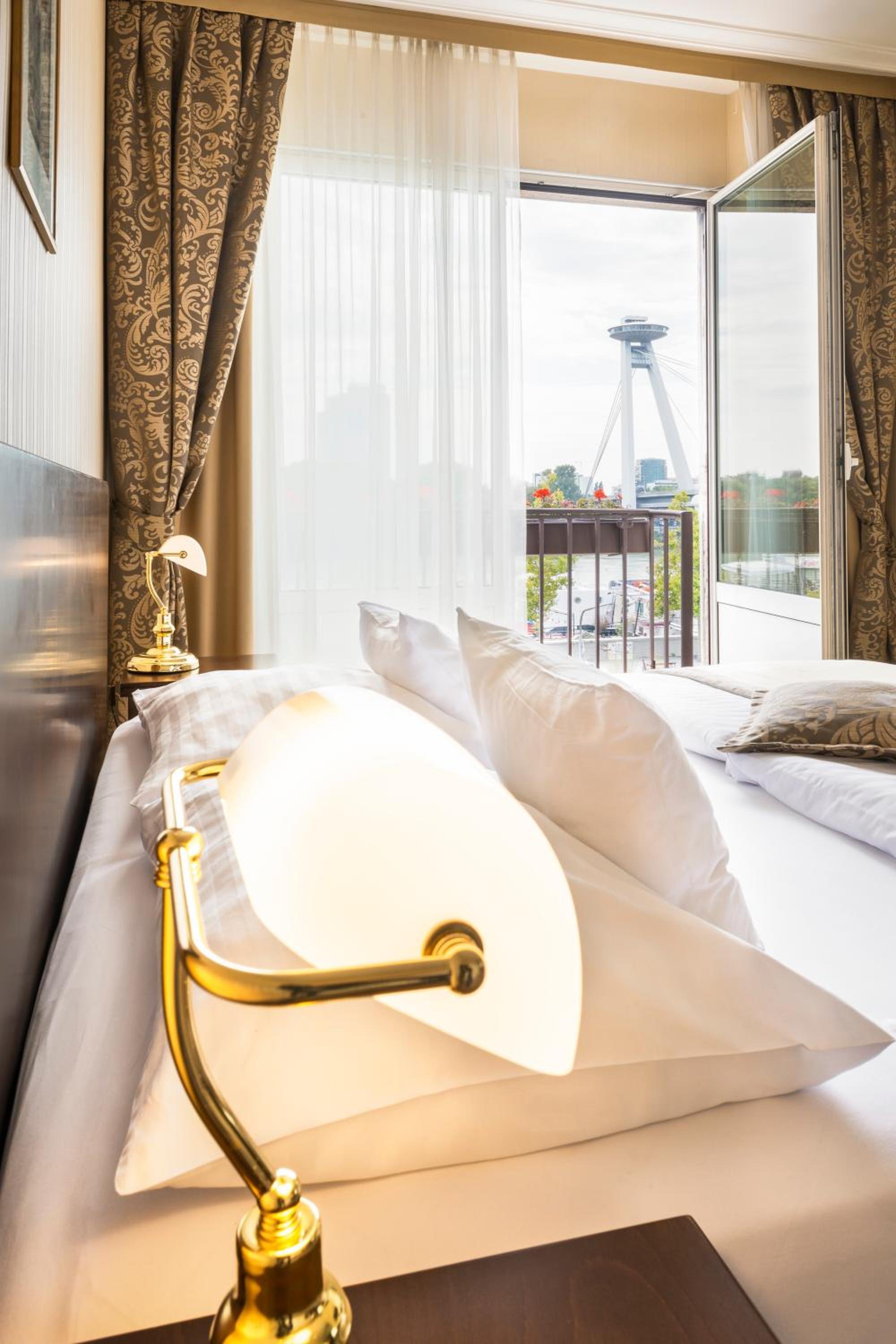 Standard Double or Twin Room with River View - Photo 4