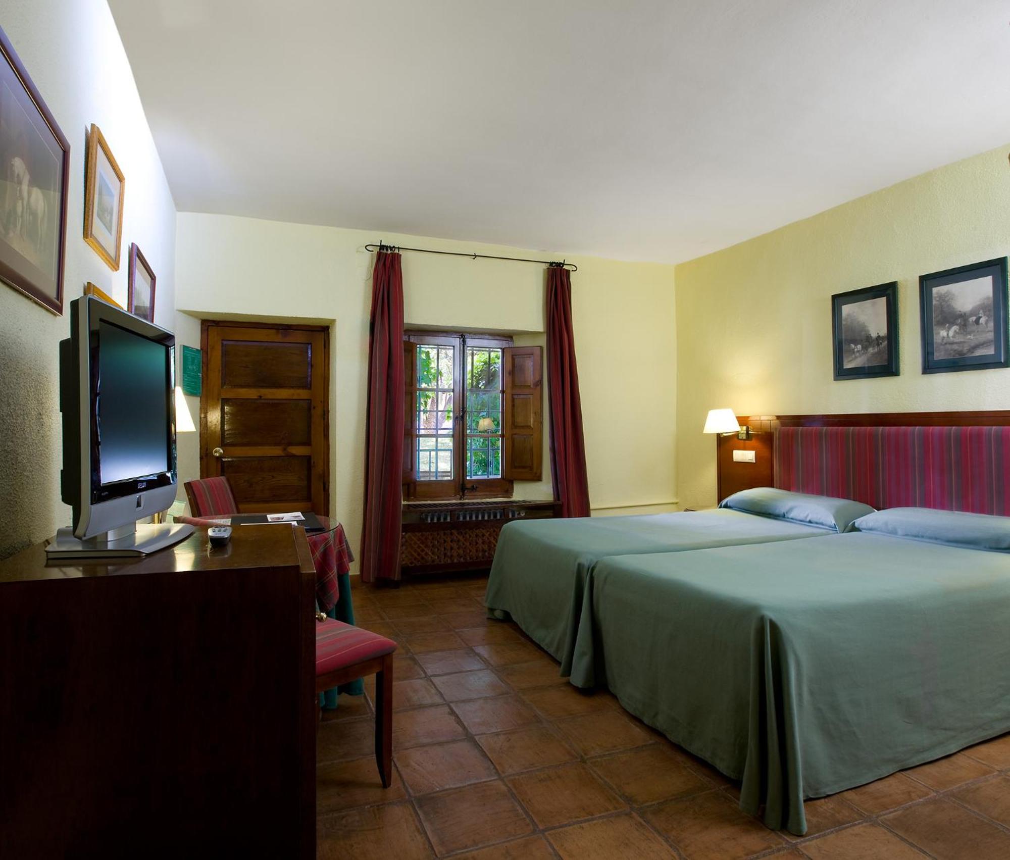 Double Room (2 Adults + 1 Child ) - Photo 1