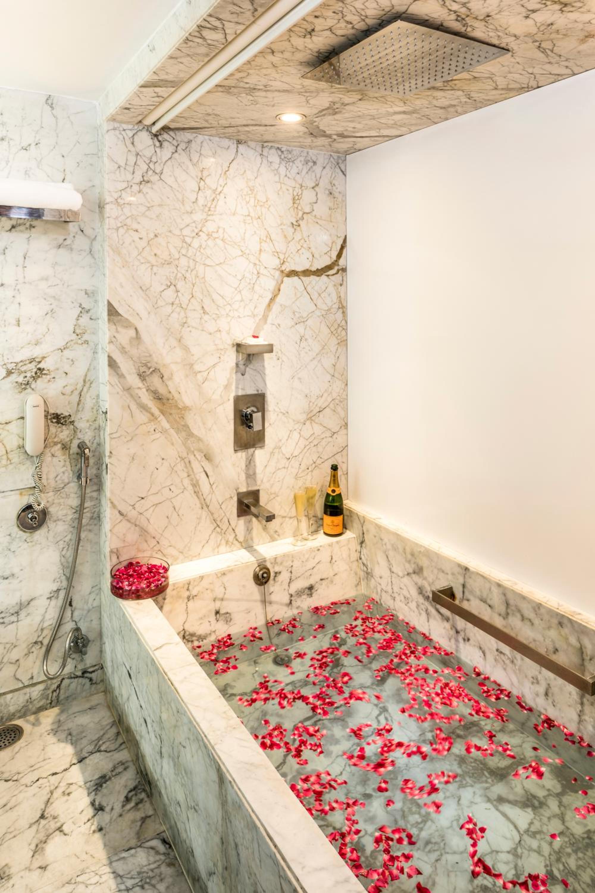 Presidential Suite (Complimentary one way airport transfer, 15% off Spa and Salon services,15% Discount on Food and Soft Beverages , Happy Hours – 11:30 AM to 07:00 PM photo 2