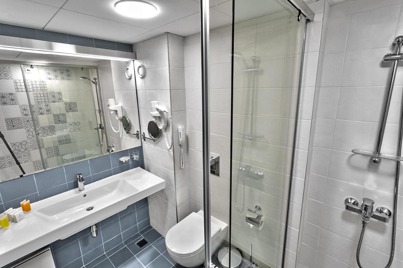 Double or Twin Room (2 Adults + 1 child up to 3.99 years old) photo 3