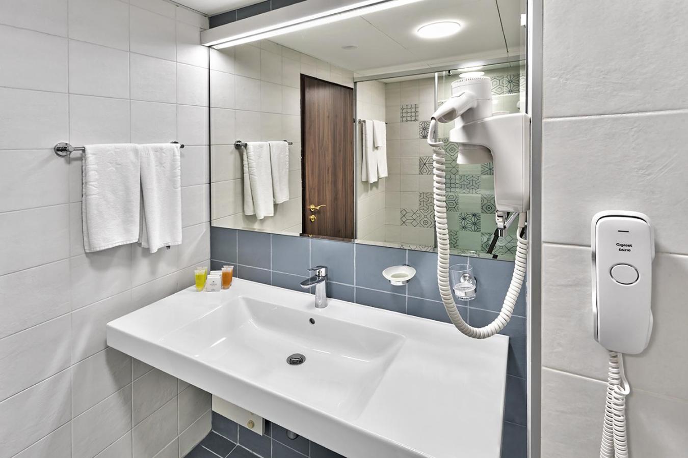 Double or Twin Room (2 Adults + 1 Child from 4 years to 11.99 years old) photo 3