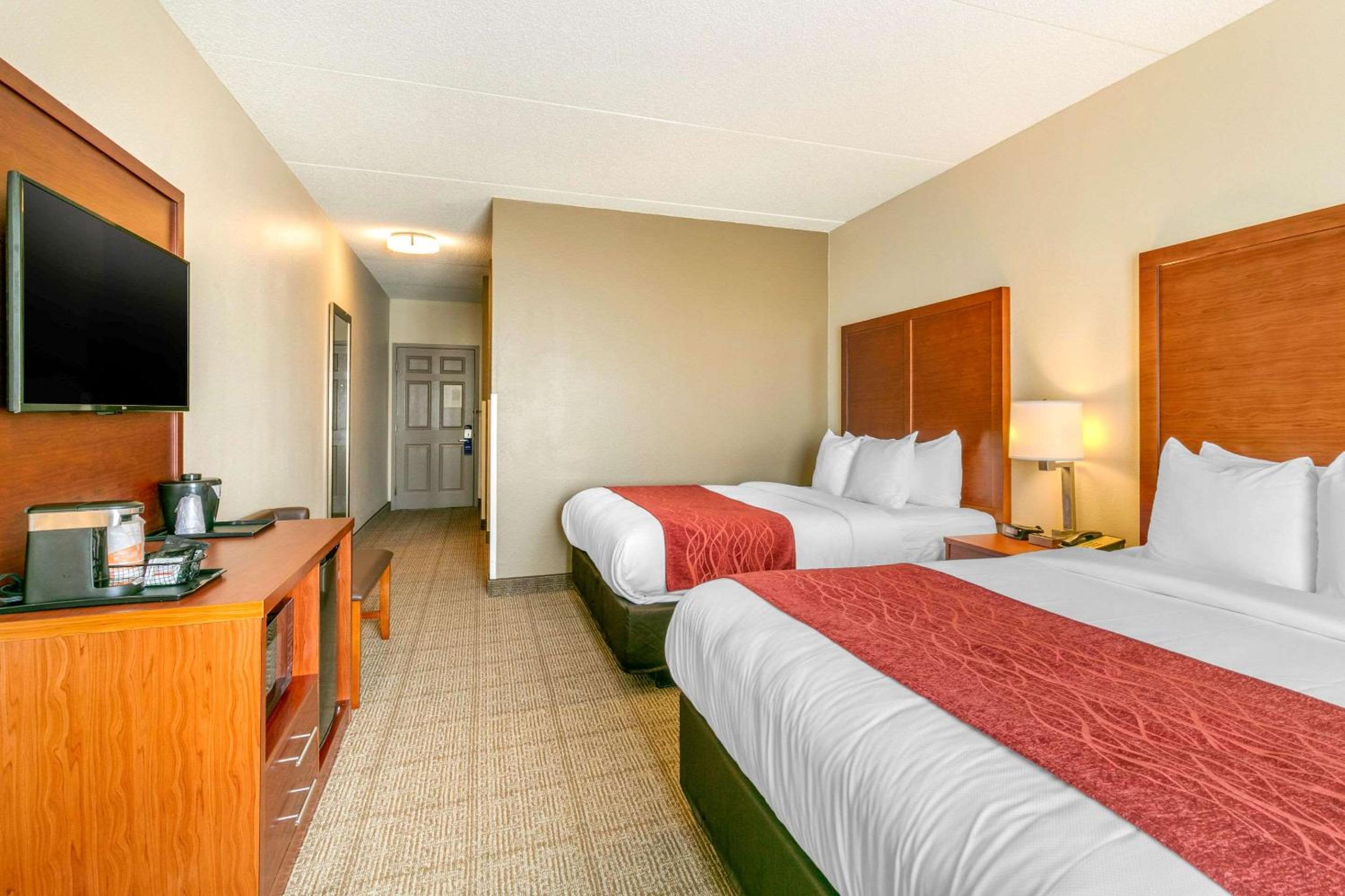 Queen Room with Two Queen Beds - Non-Smoking - Photo 1