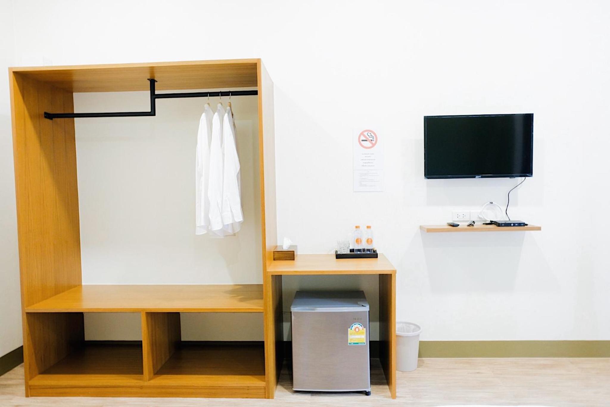Twin Room with Private Bathroom - Photo 4