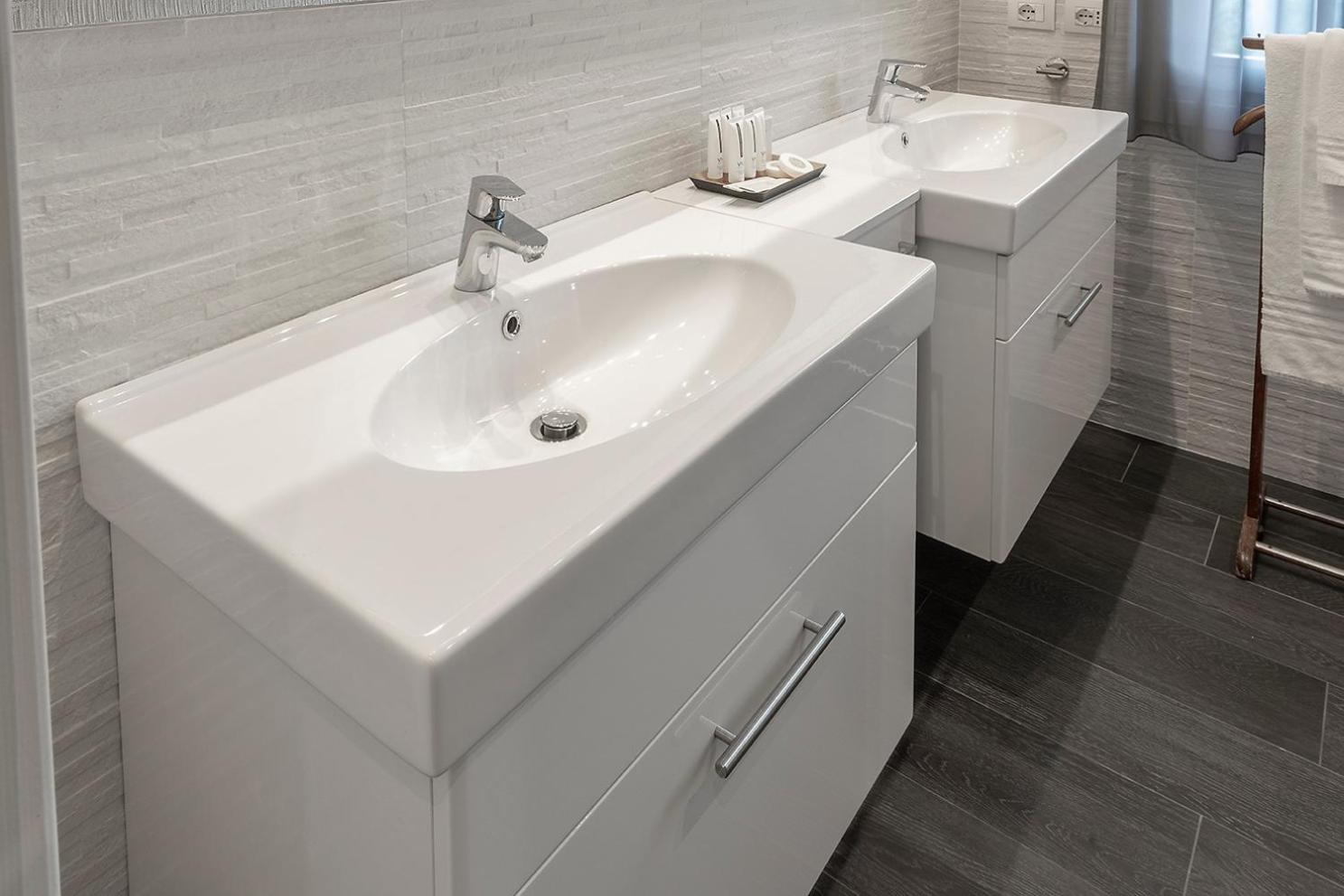 Quadruple Room with Private Bathroom - Photo 2