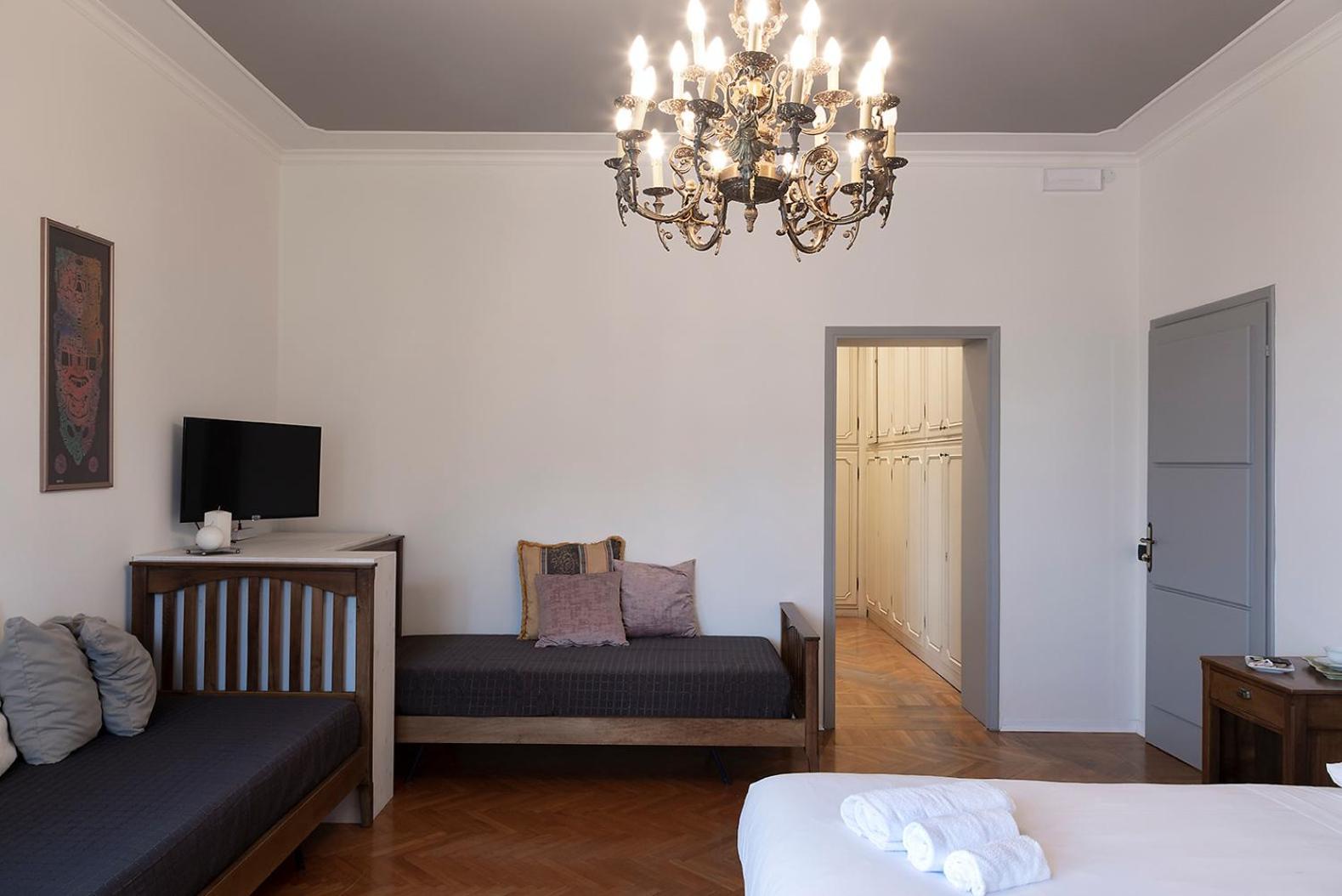Quadruple Room with Private Bathroom - Photo 5